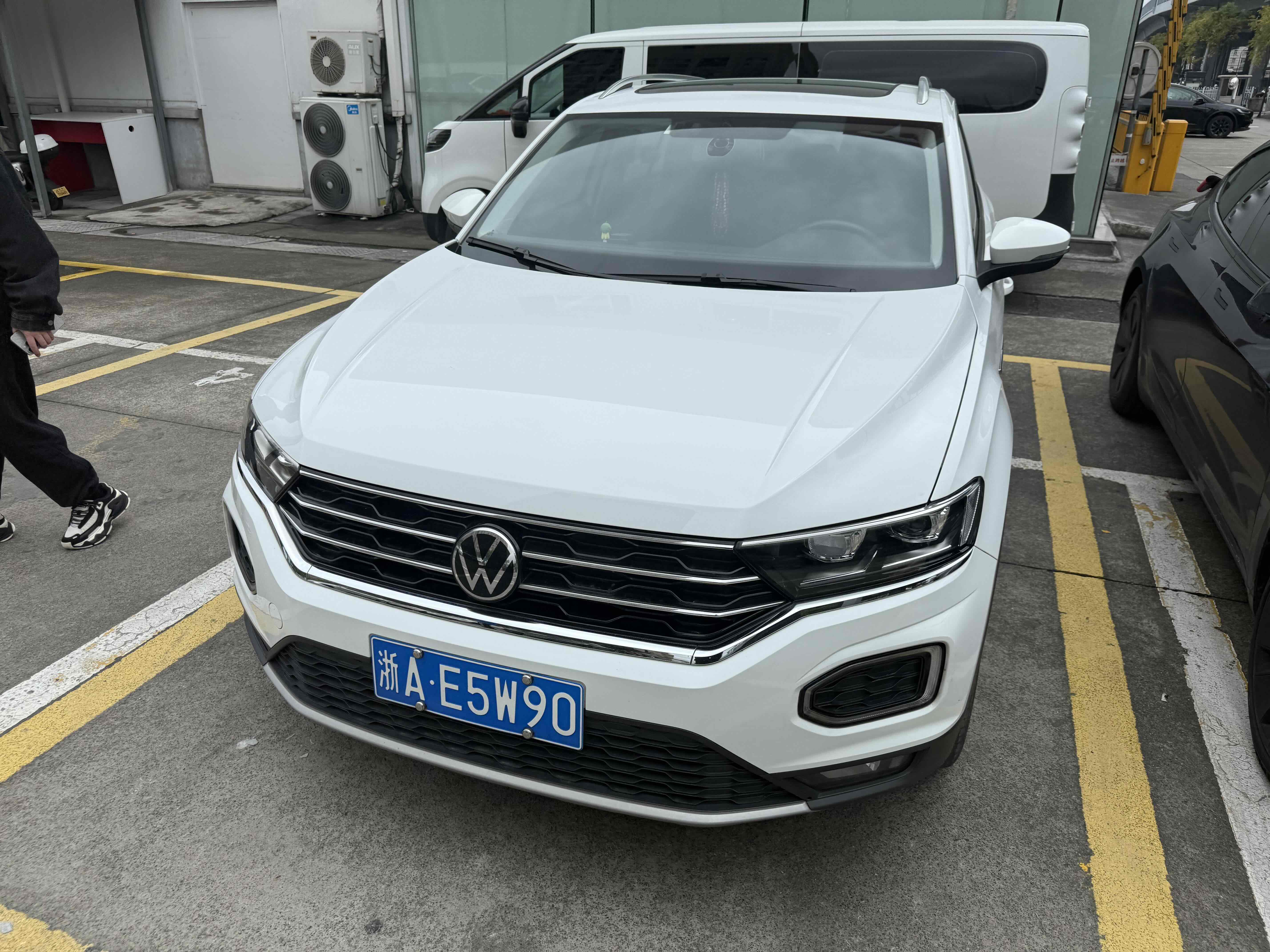 Volkswagen T-Roc 2021 car image 