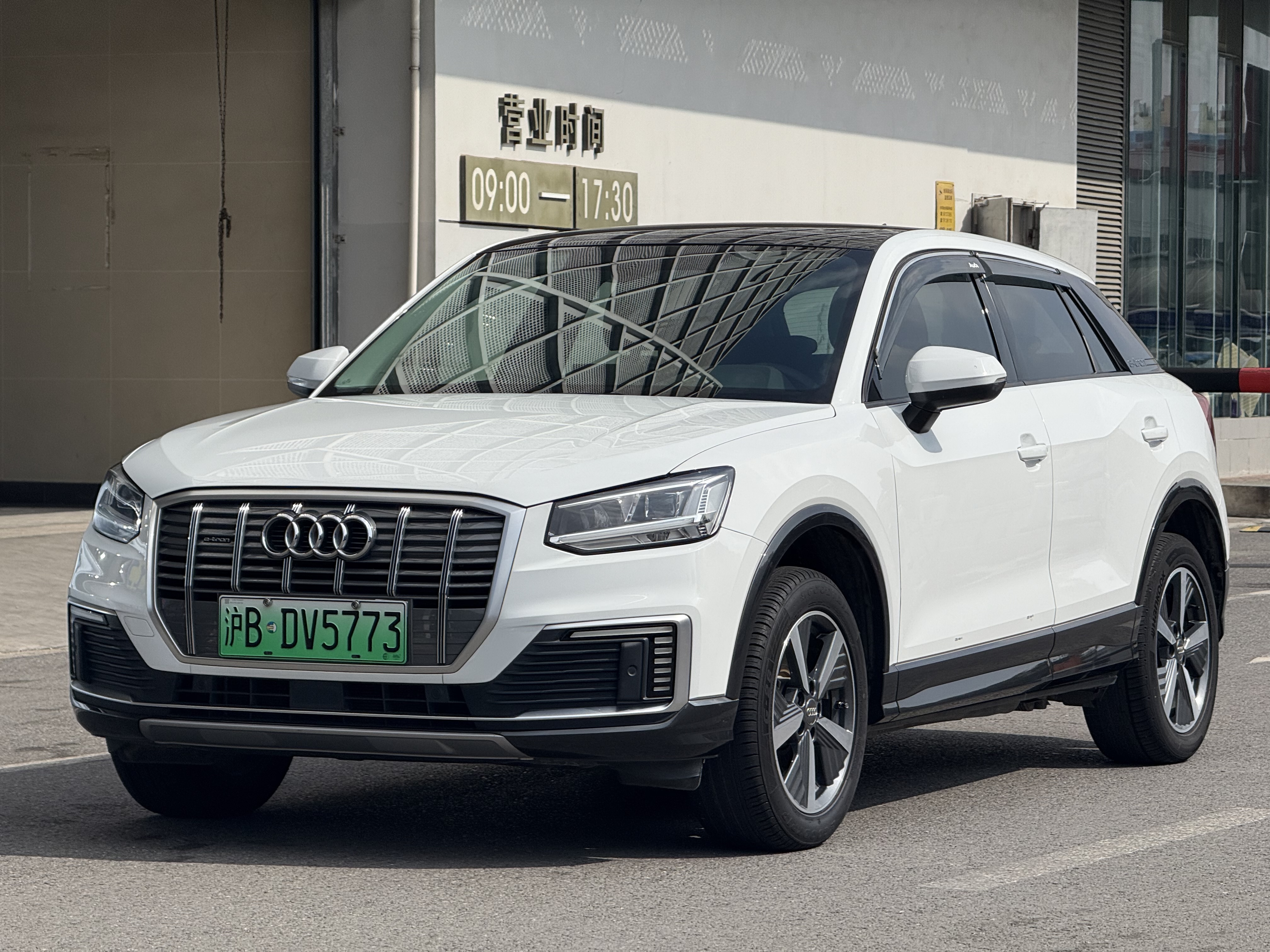 Q2L e-tron 2021 car image 