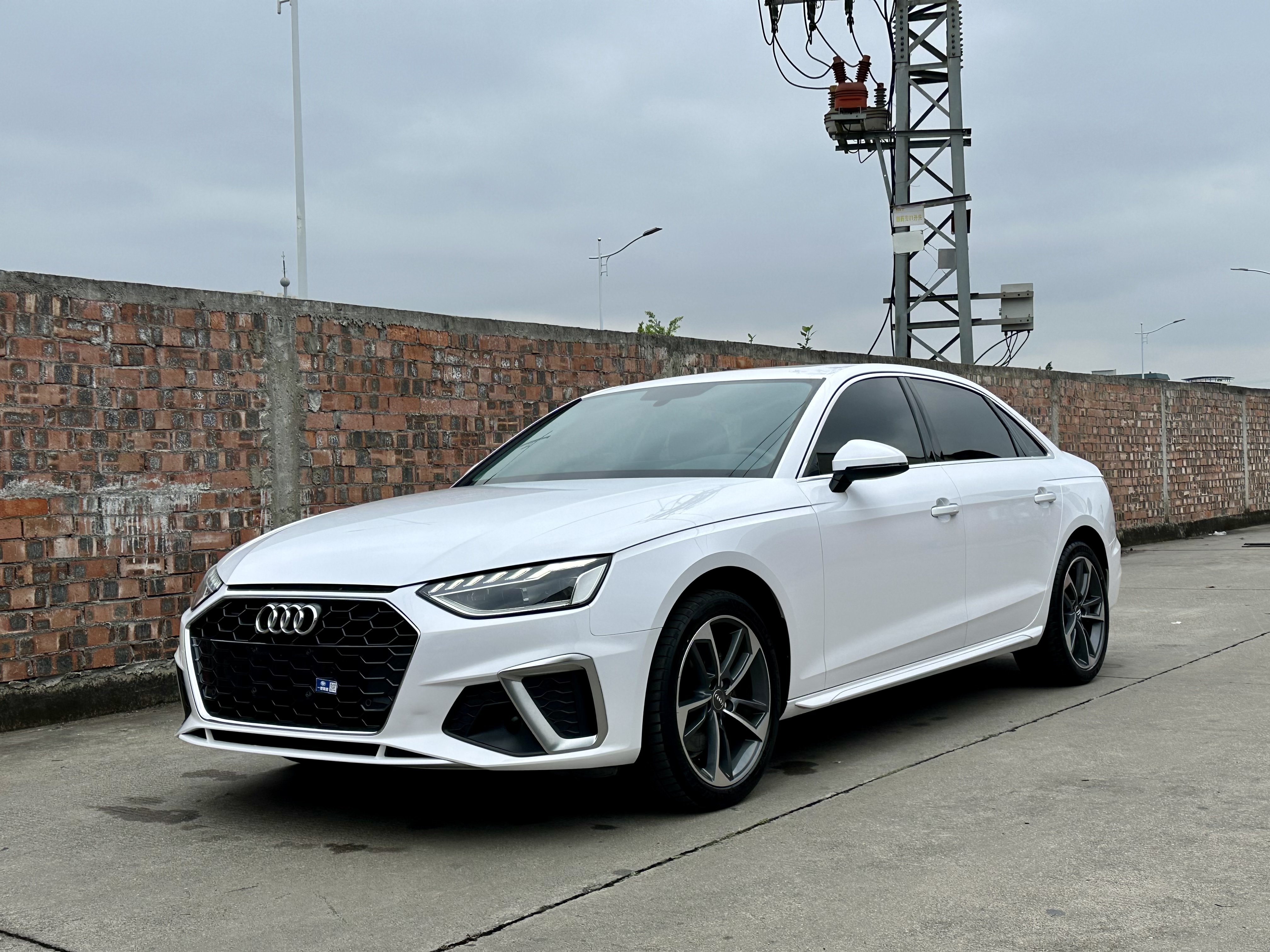 Audi A4L 2021 car image 