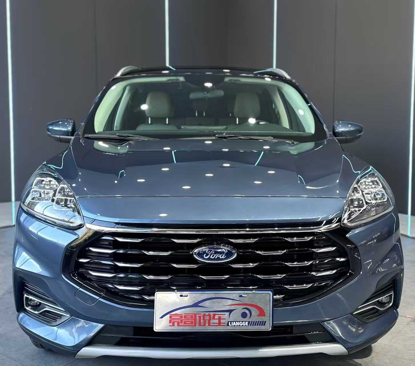 Ford Escape 2023 immagine di auto 