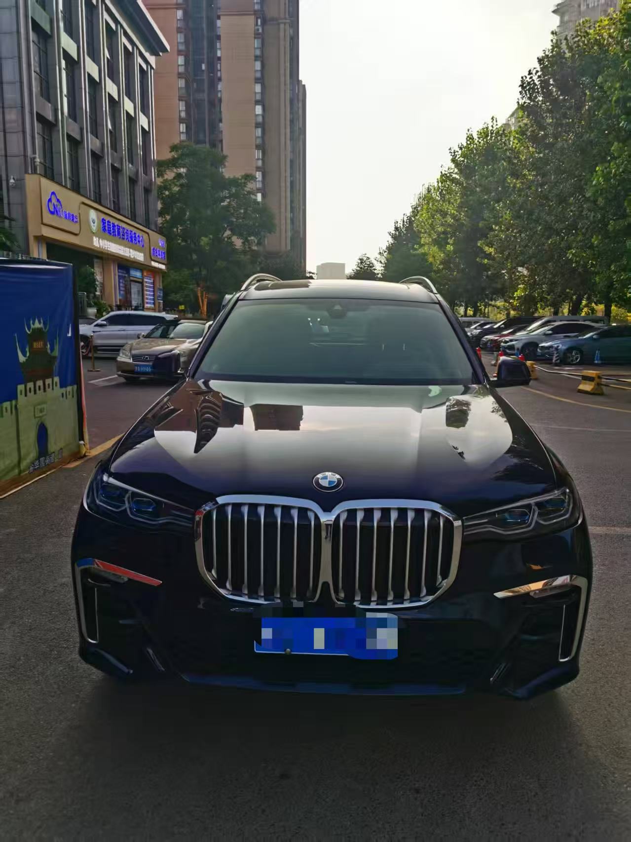 BMW X7 M60i 2021 car image 