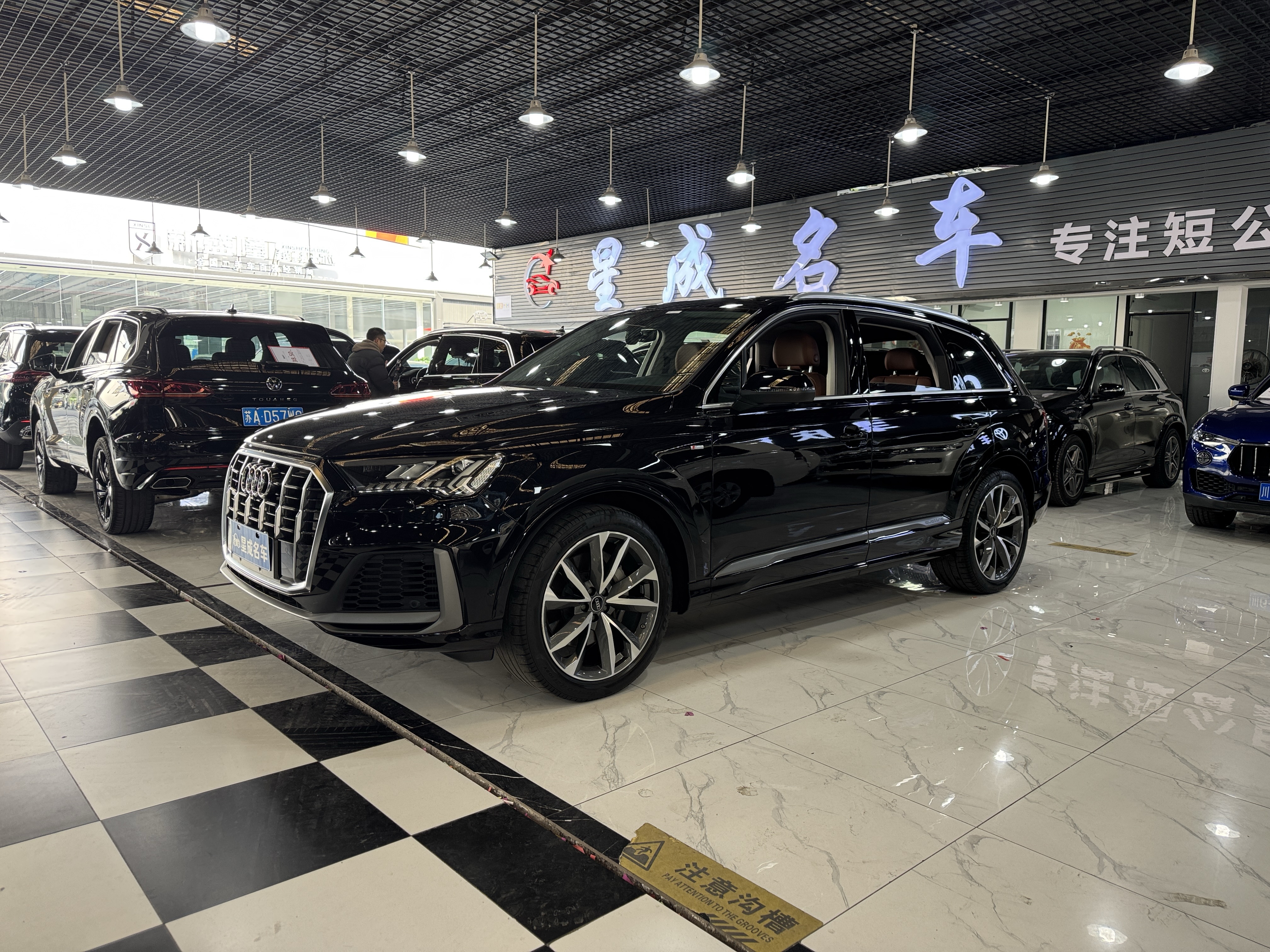 Audi Q7 2021 car image 