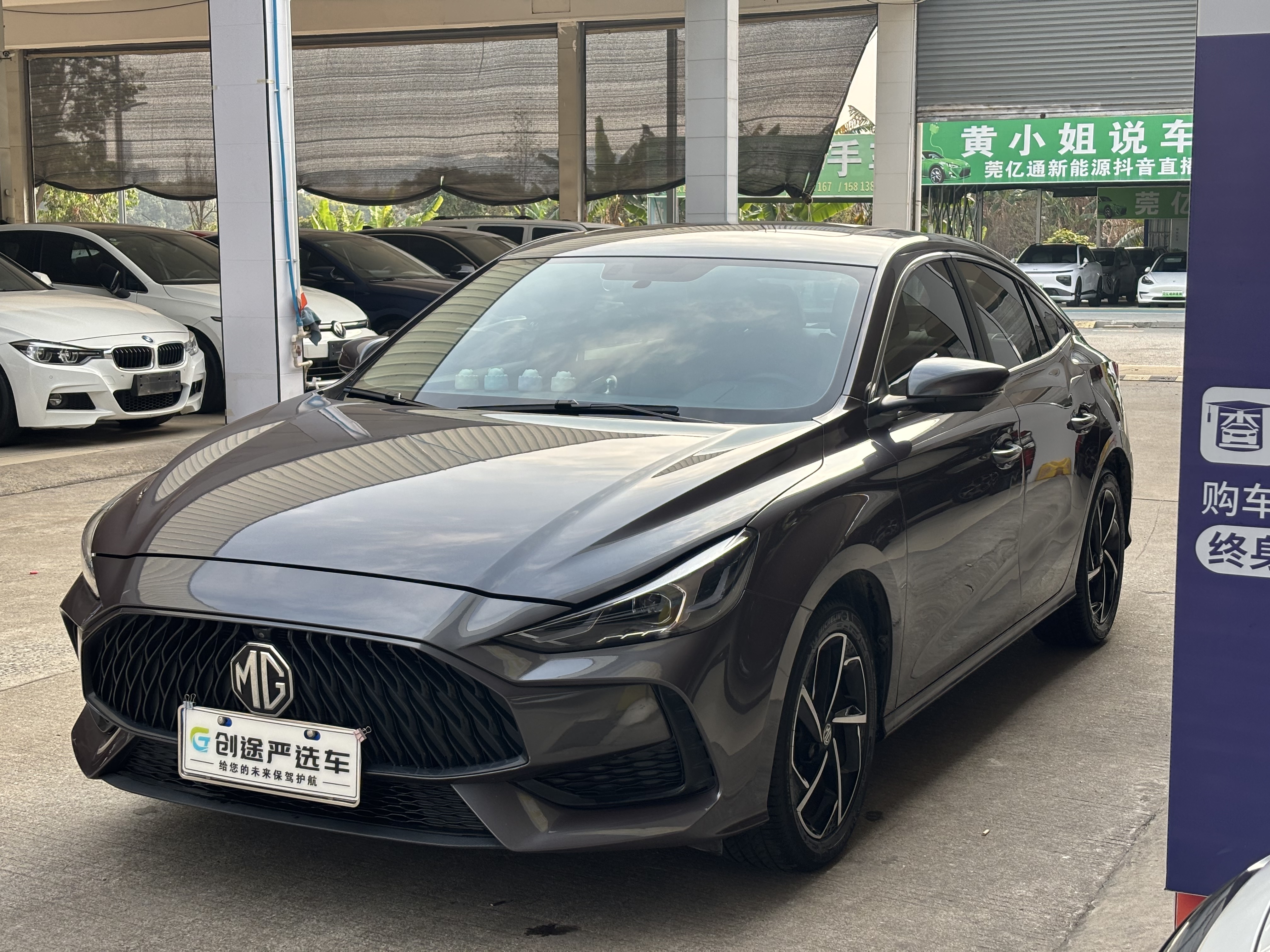 5 2022 5 2022 car image