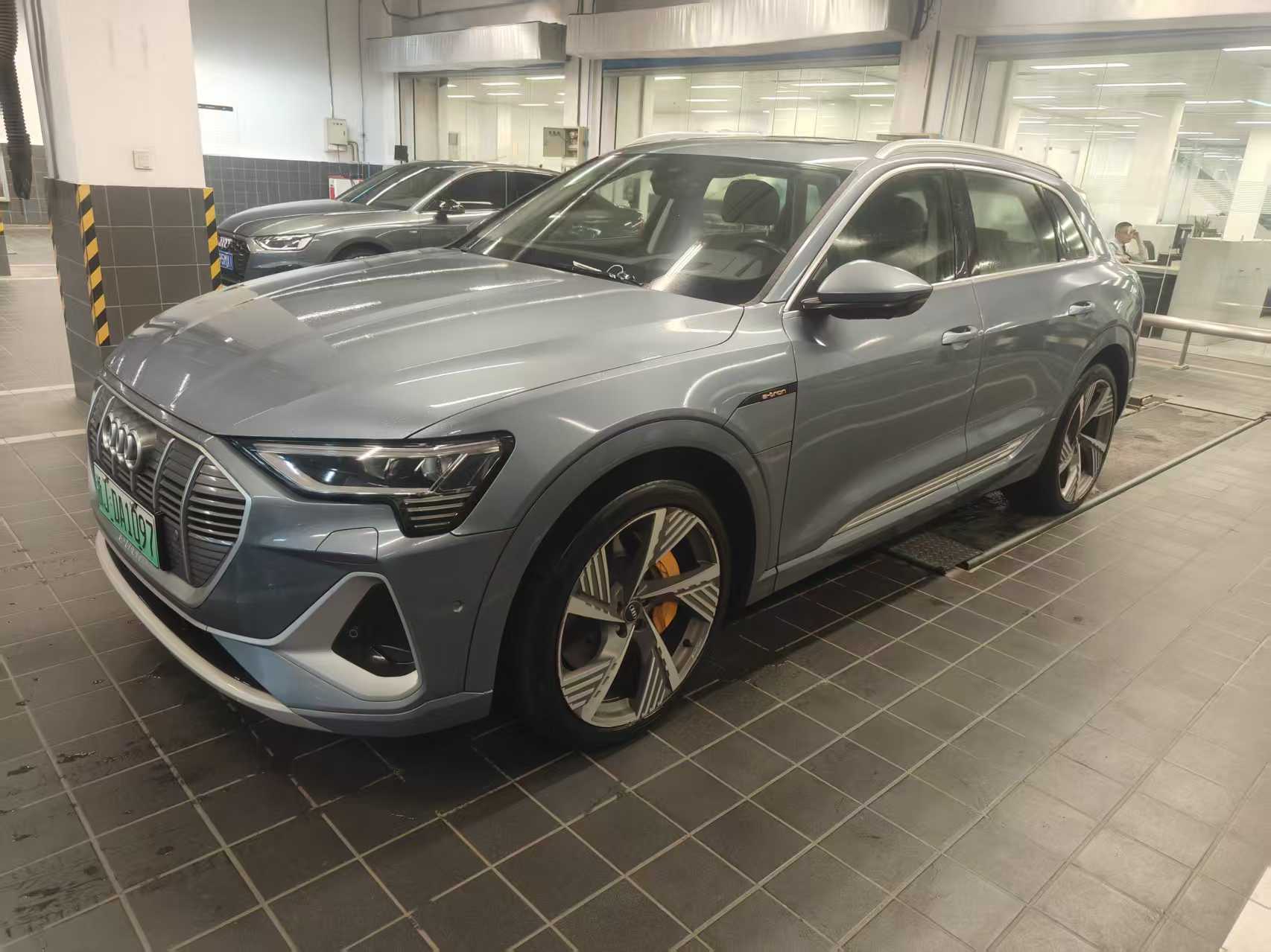 Audi e-tron 2021 car image 