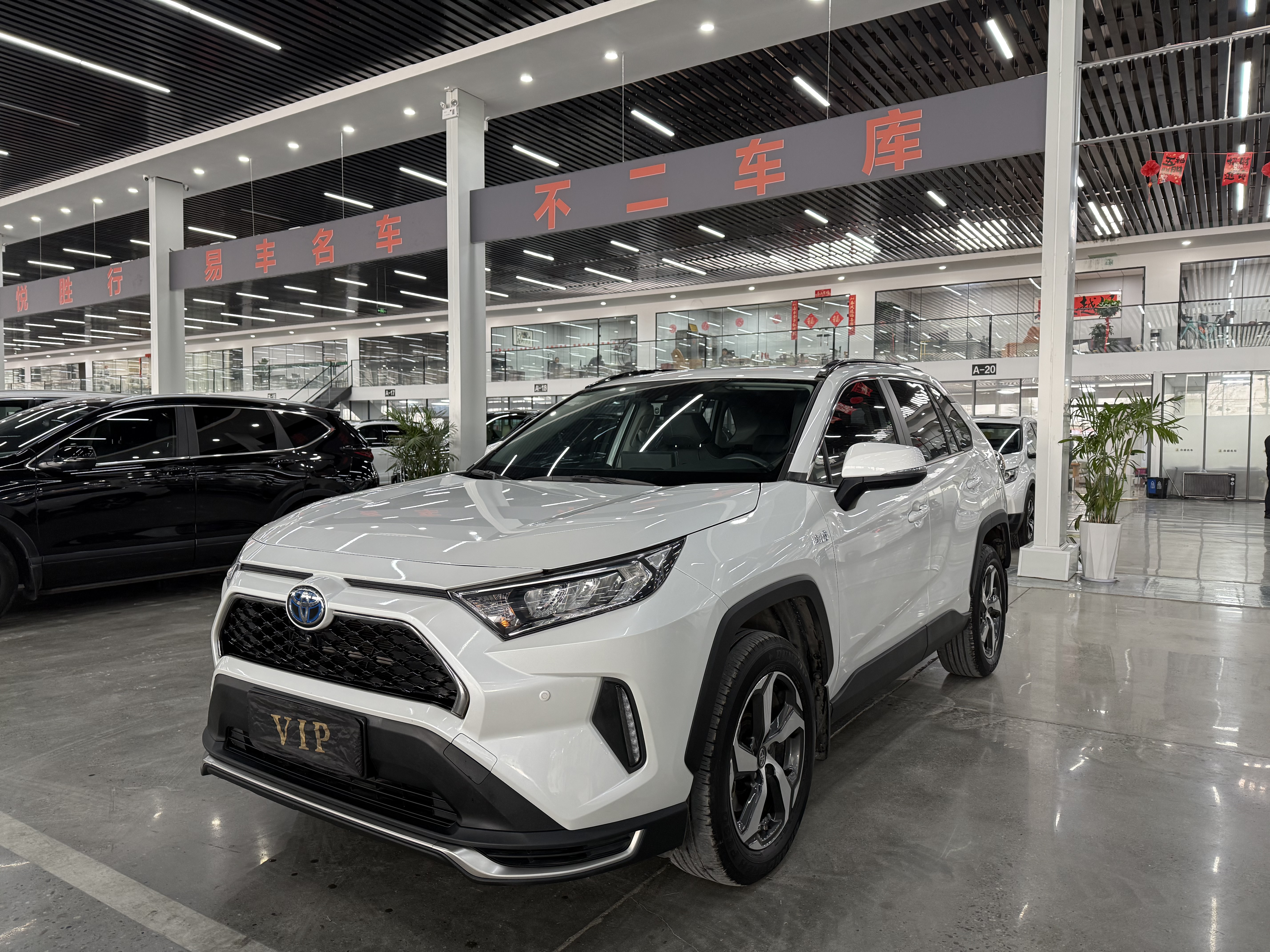 Toyota RAV4 Hybird E+ 2022 immagine di auto 