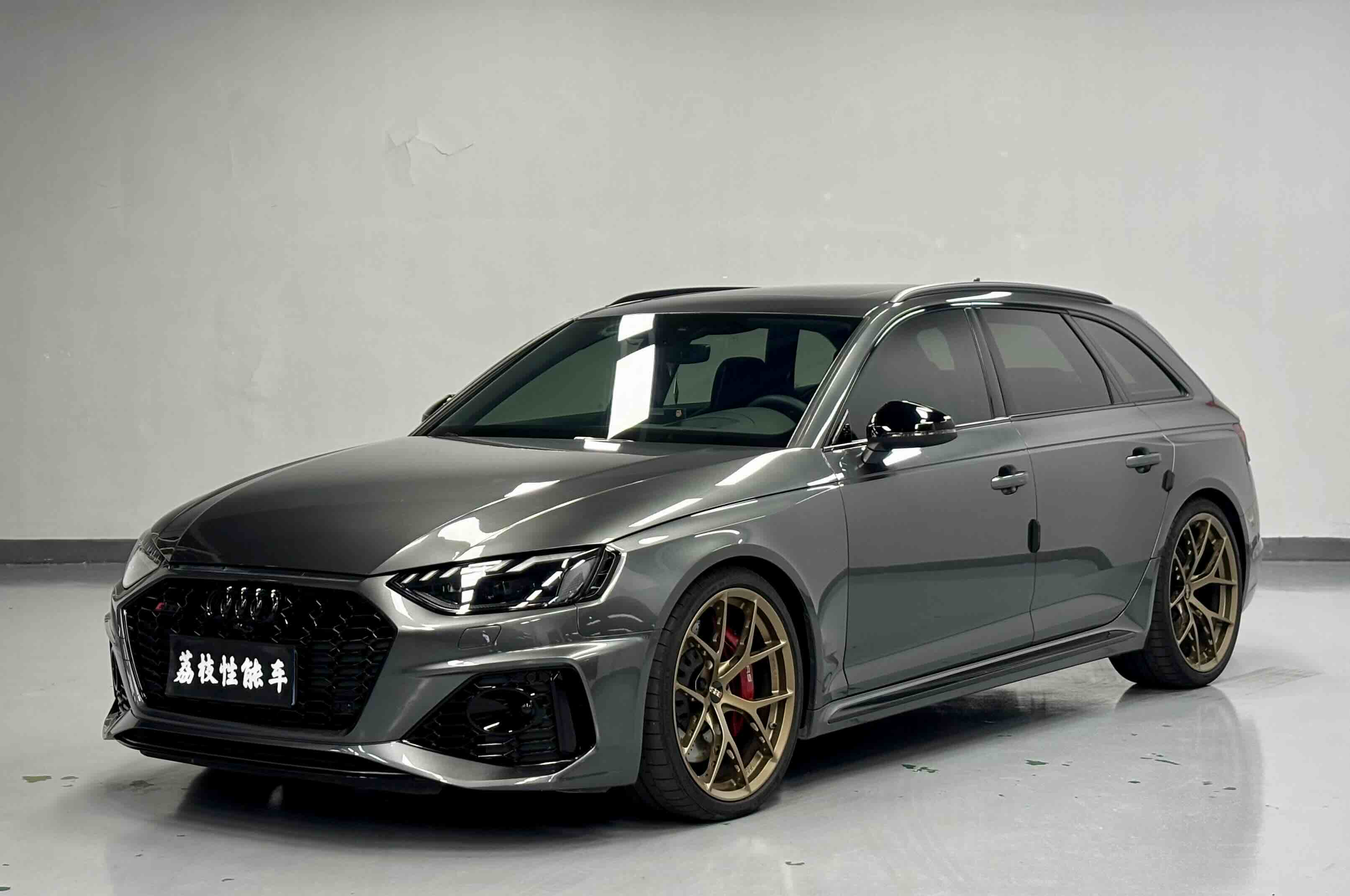 Audi RS 4 2022 car image 