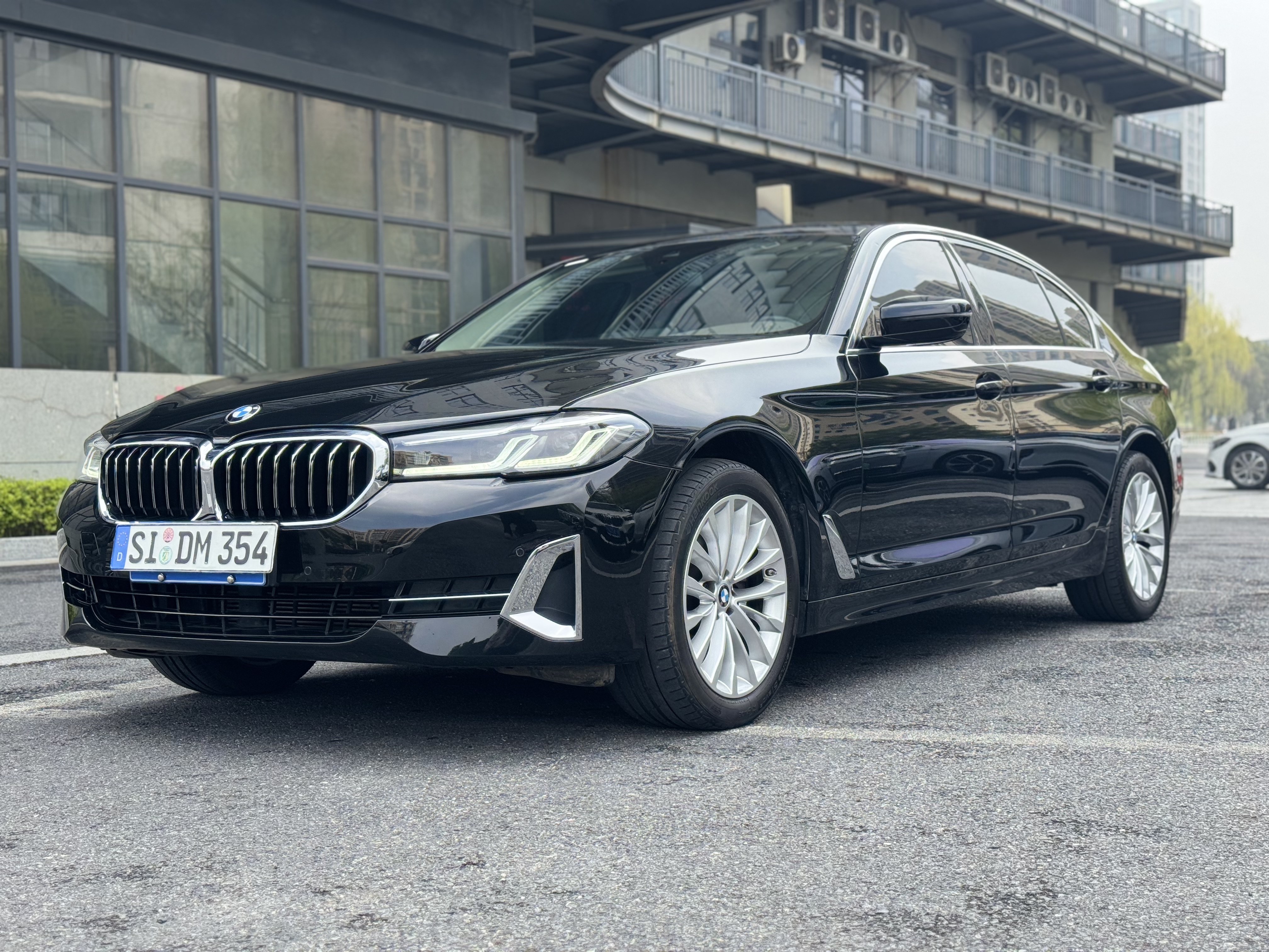 BMW 5 Series 2023 汽车图片 