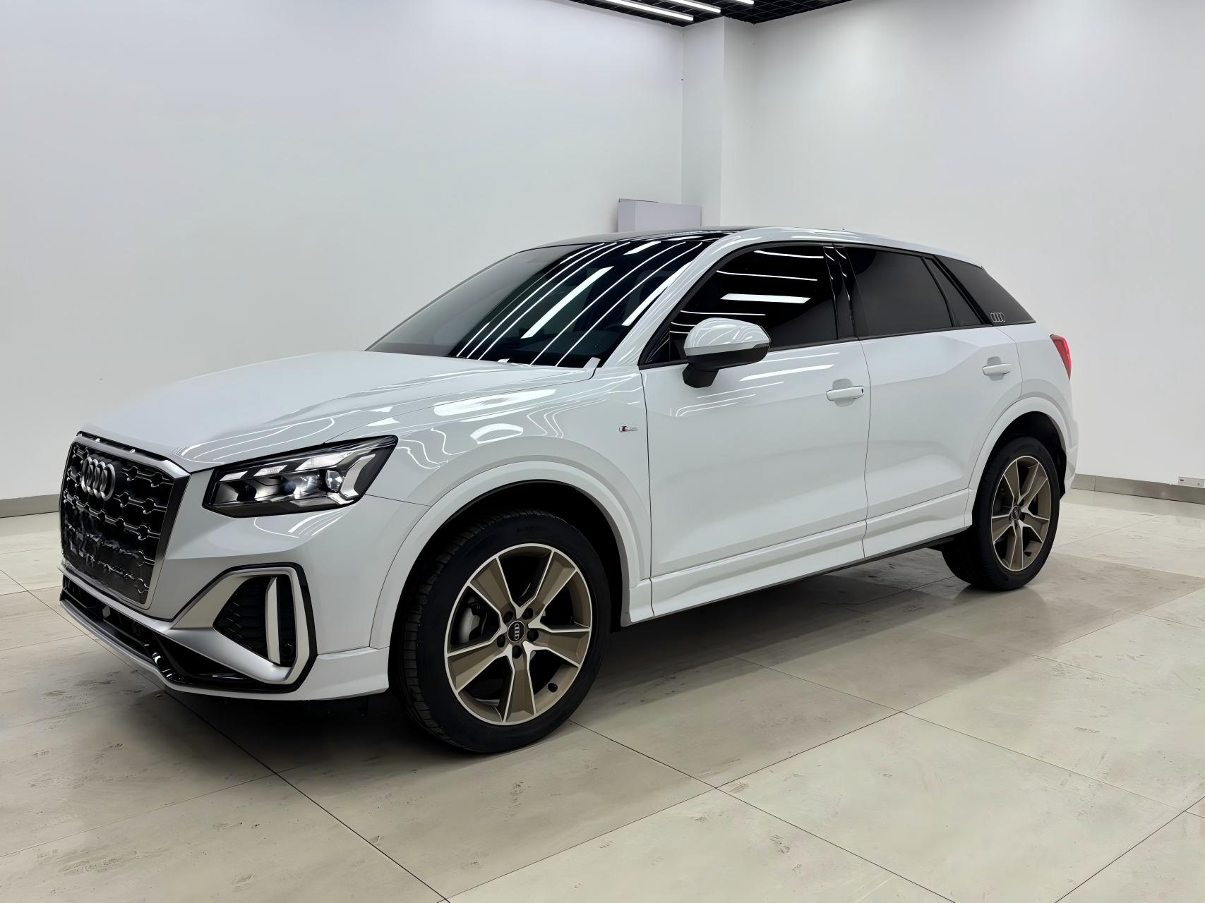 Audi Q2L 2021 car image 