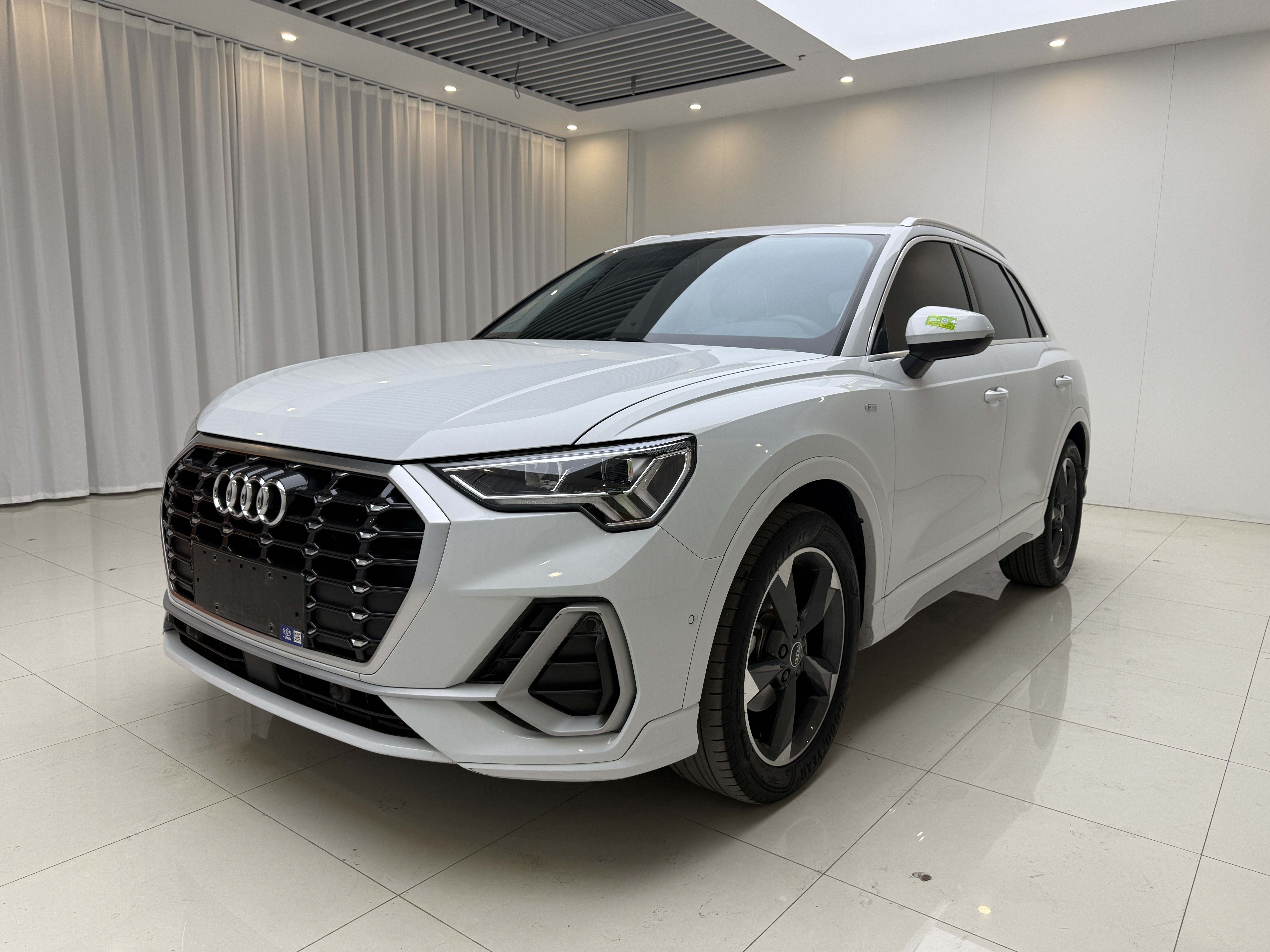 Audi Q3 2023 immagine di auto 