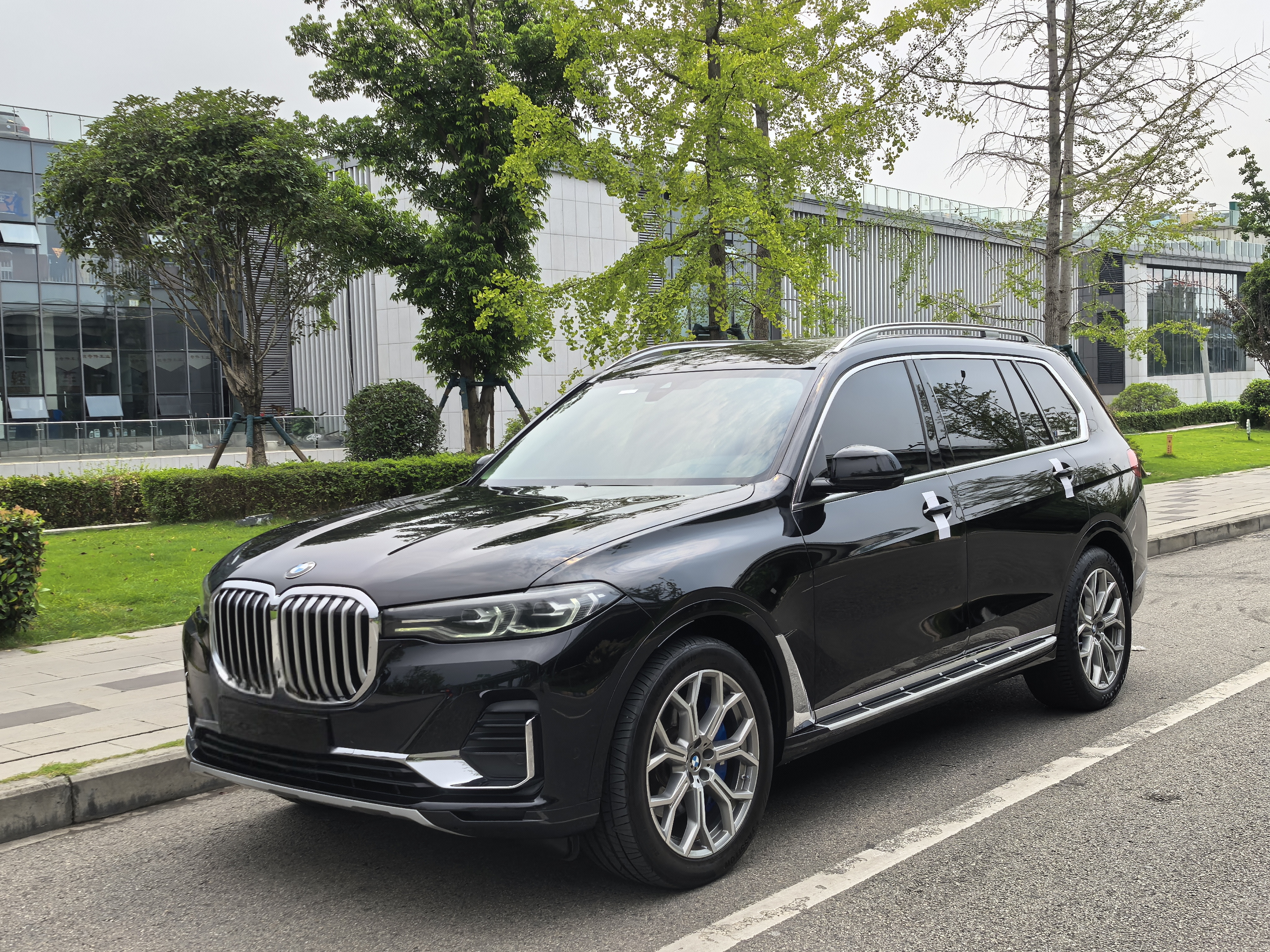 BMW X7 M60i 2021 car image 