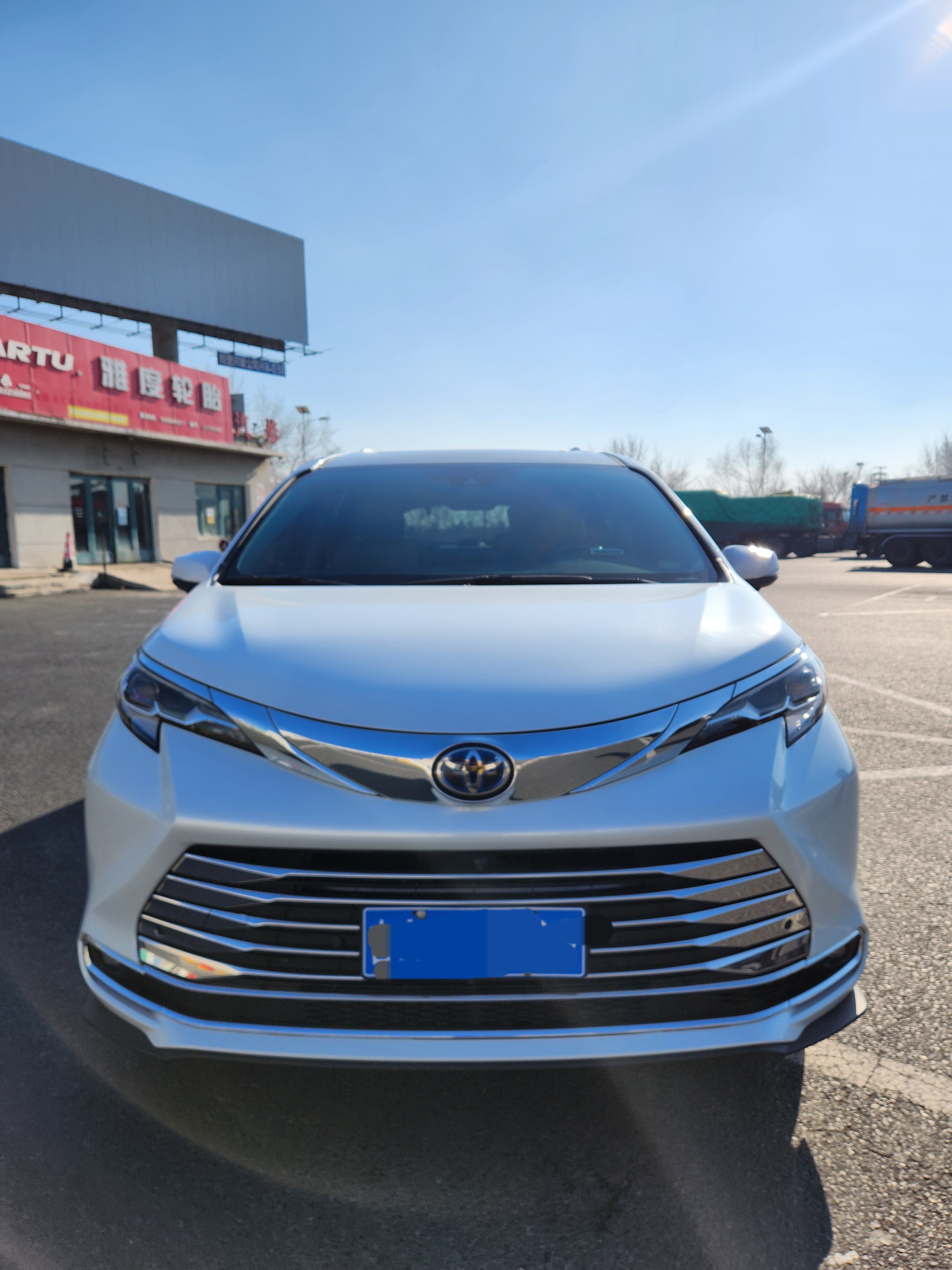 Toyota Sienna 2023 汽车图片 