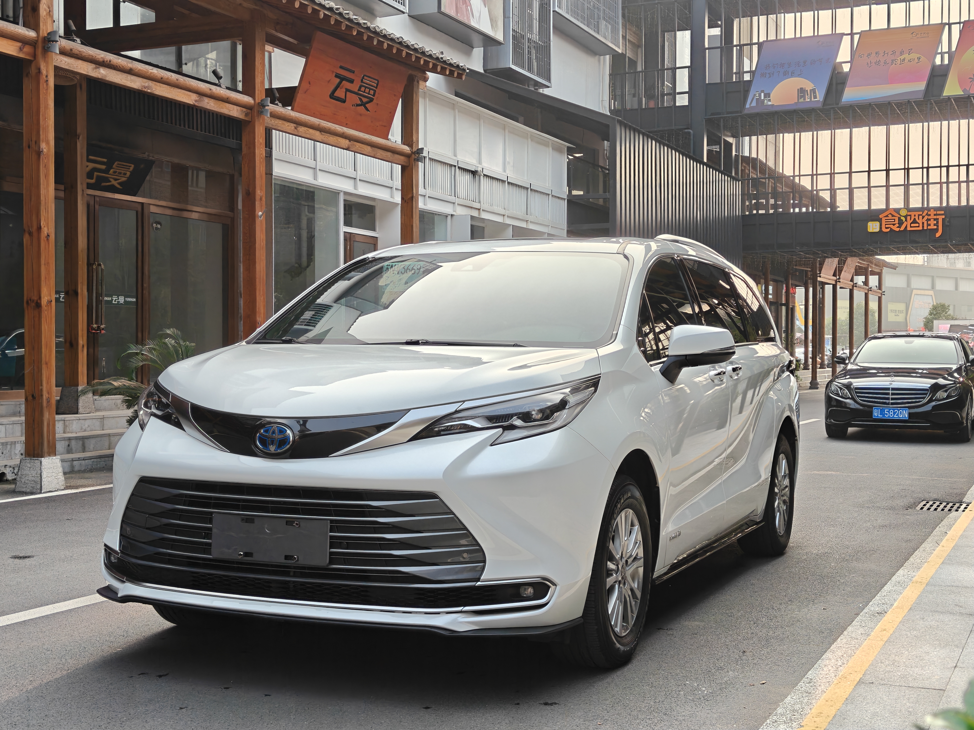 Toyota Sienna 2022 汽车图片 