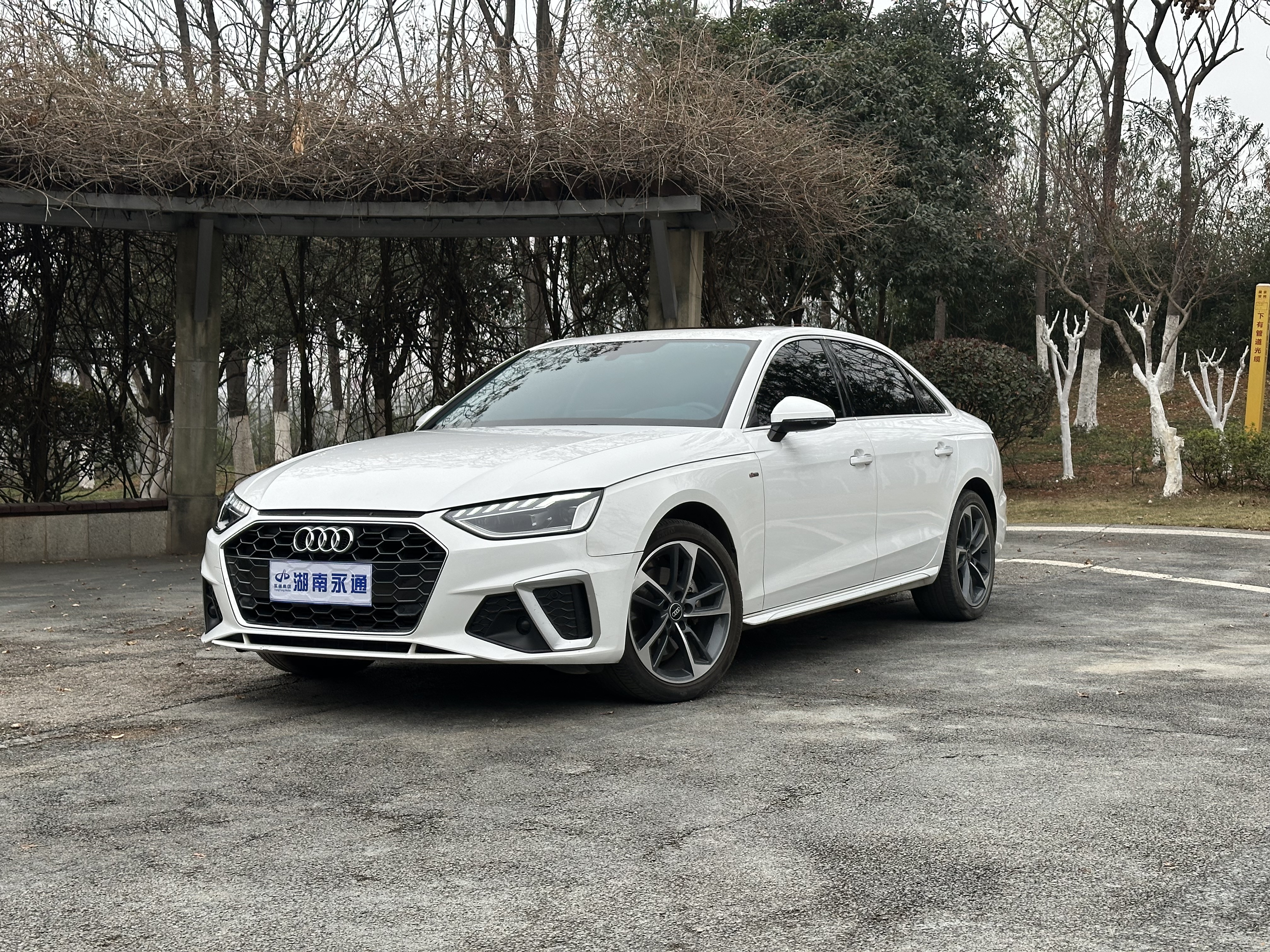Audi A4L 2022 car image 