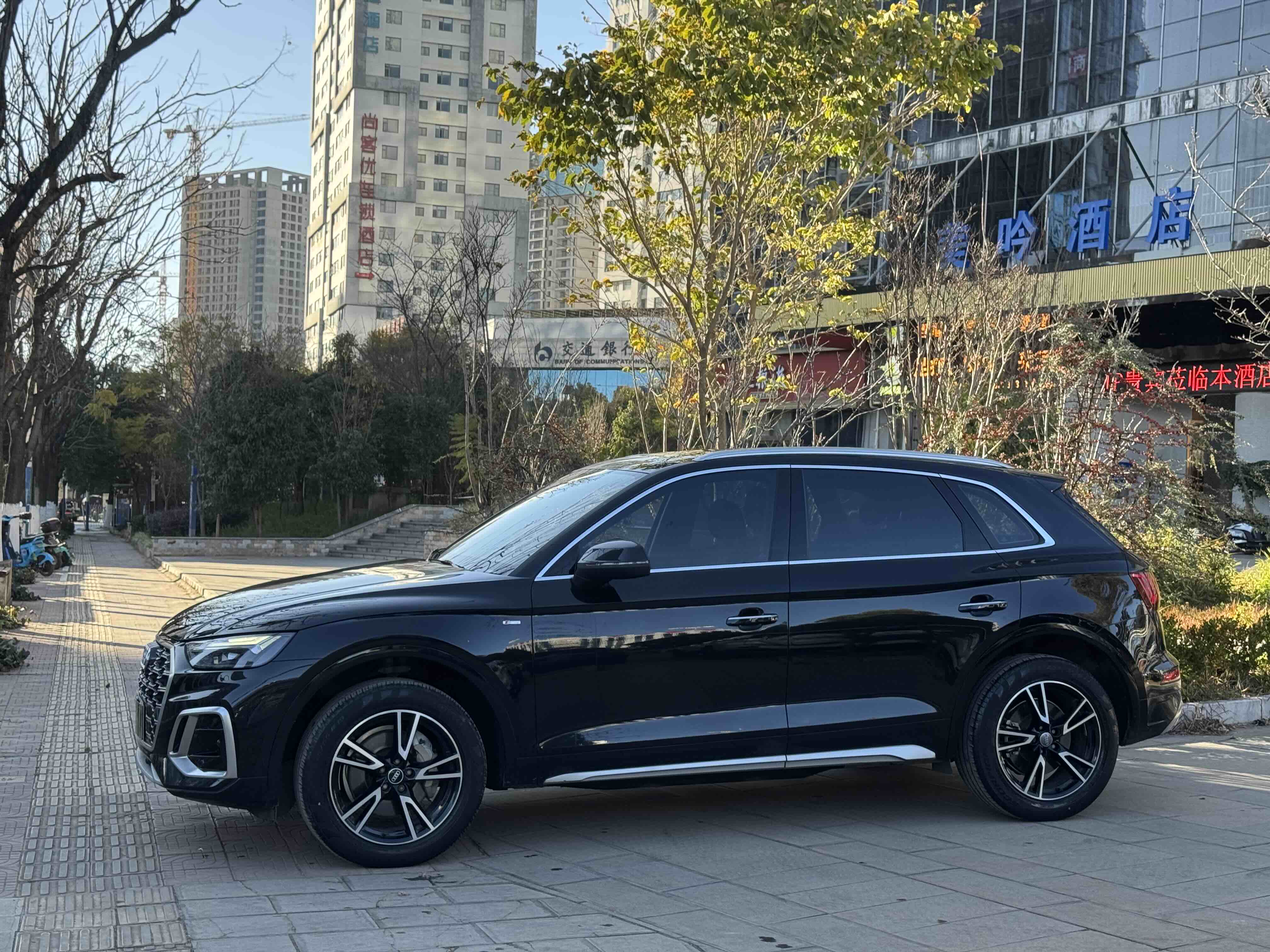 Audi Q5L Sportback 2022 Audi Q5L Sportback 2022 car image