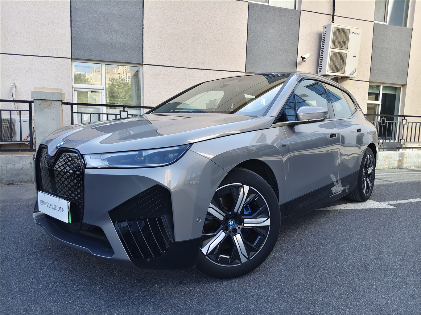 BMW iX M60 2023 car image 