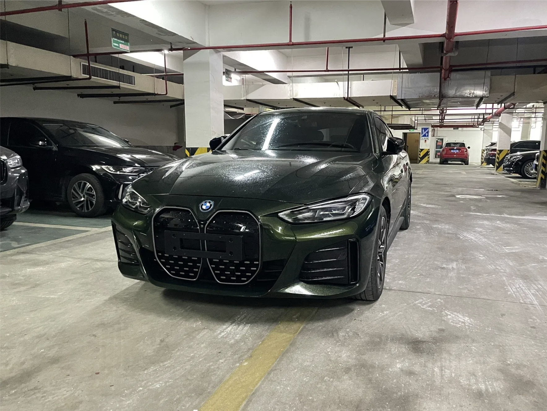 BMW i4 2024 car image 