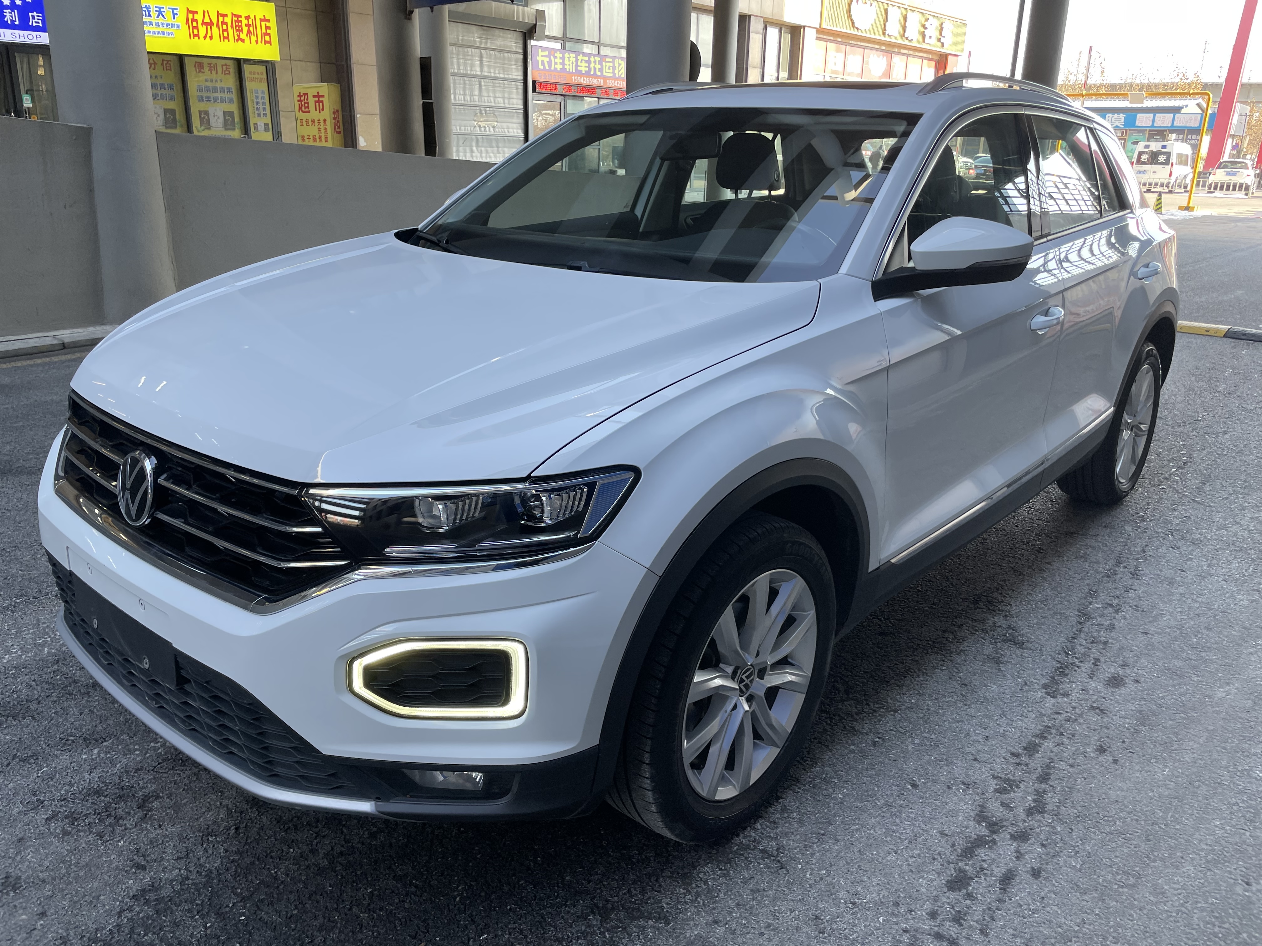 Volkswagen T-Roc 2022 car image 