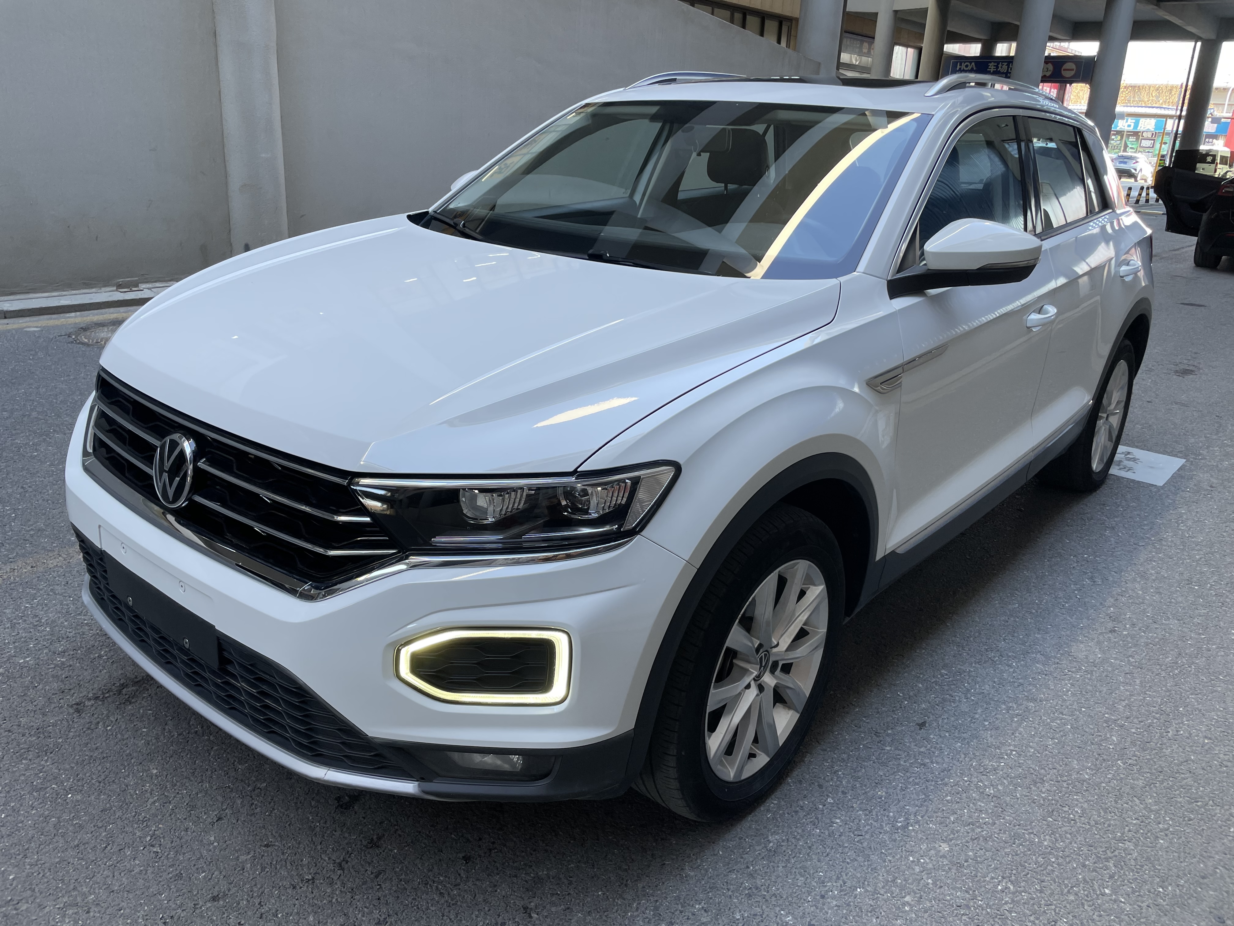 Volkswagen T-Roc 2022 car image 