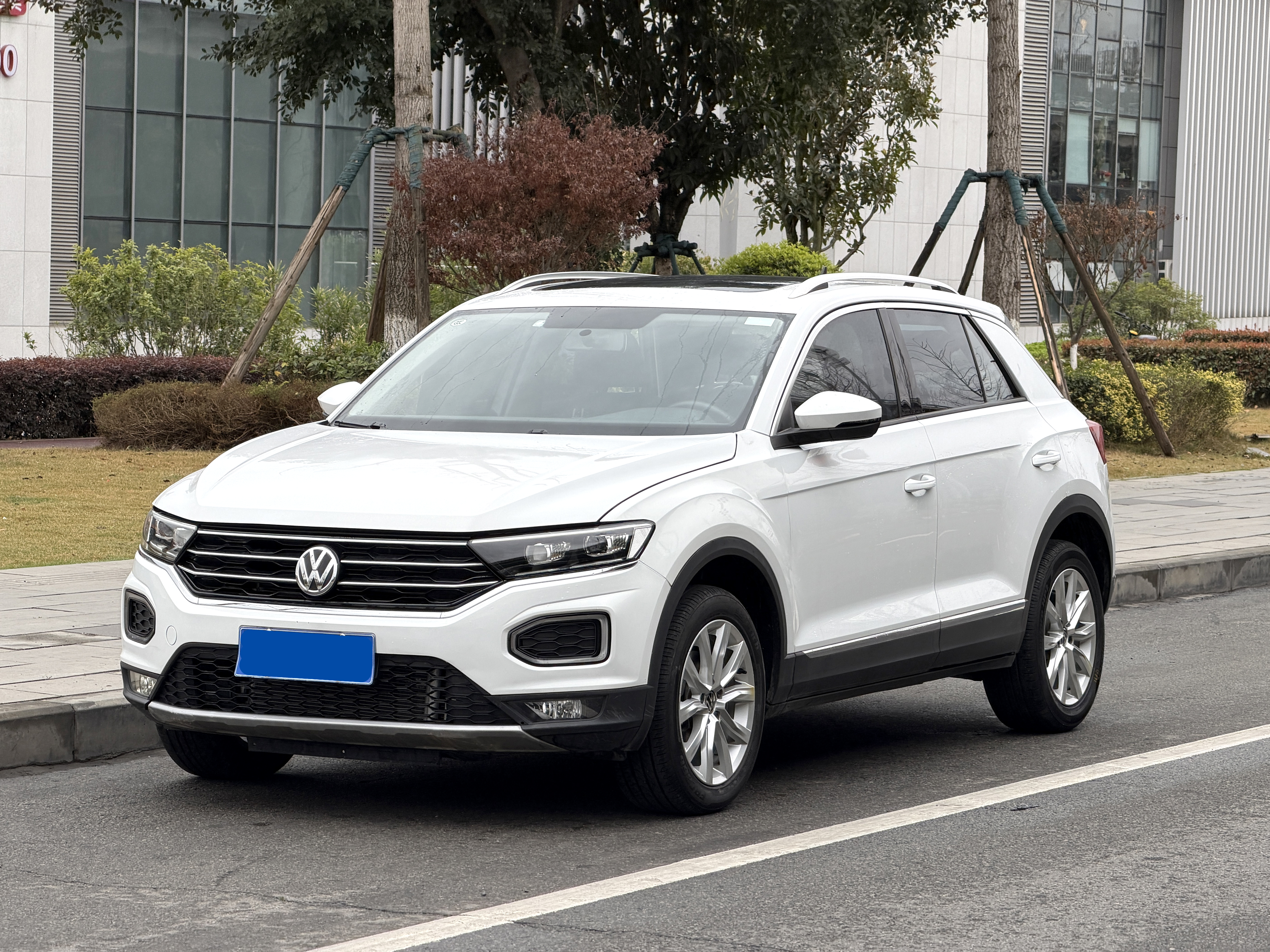 Volkswagen T-Roc 2023 car image 