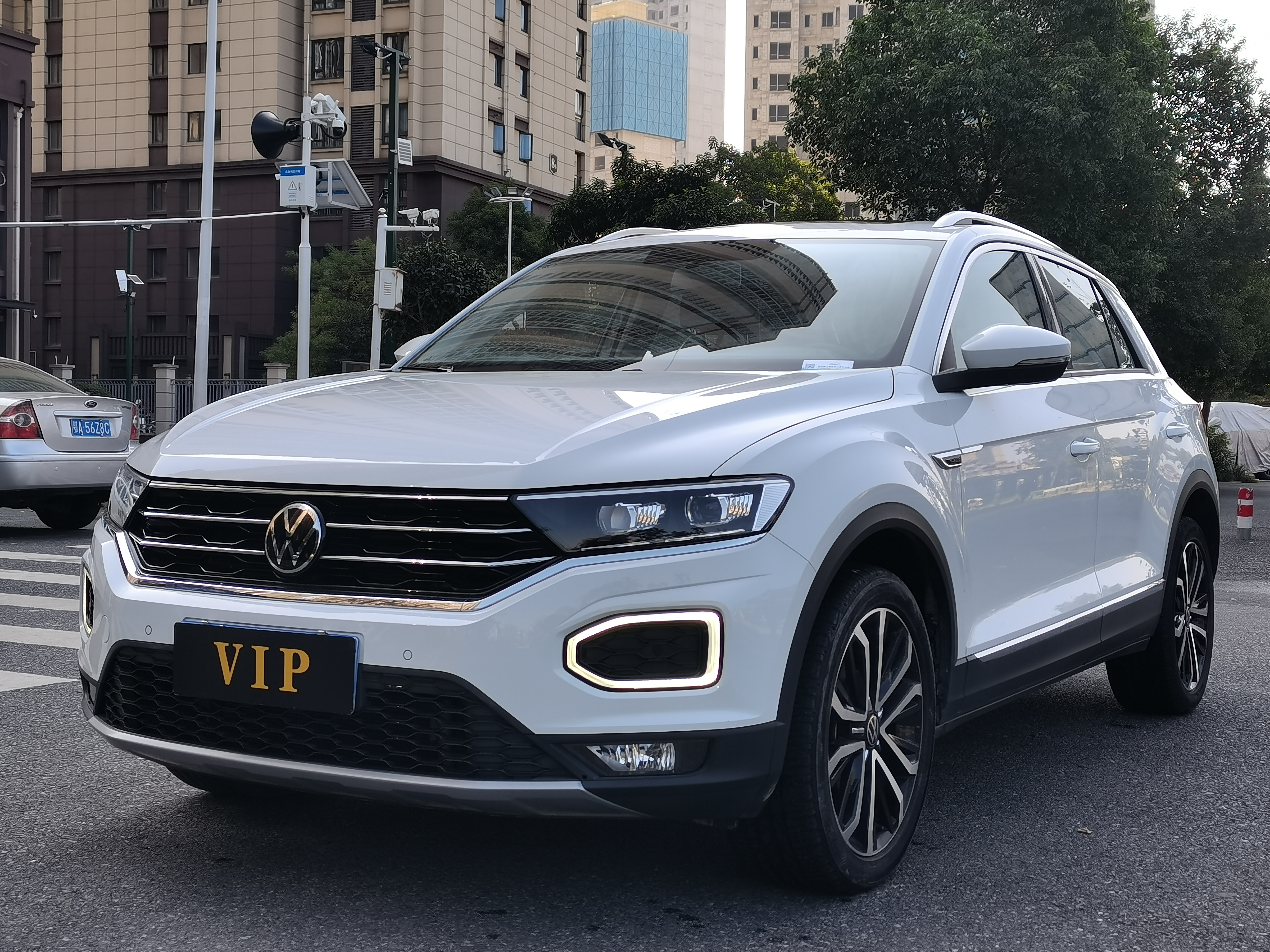 Volkswagen T-Roc 2023 car image 