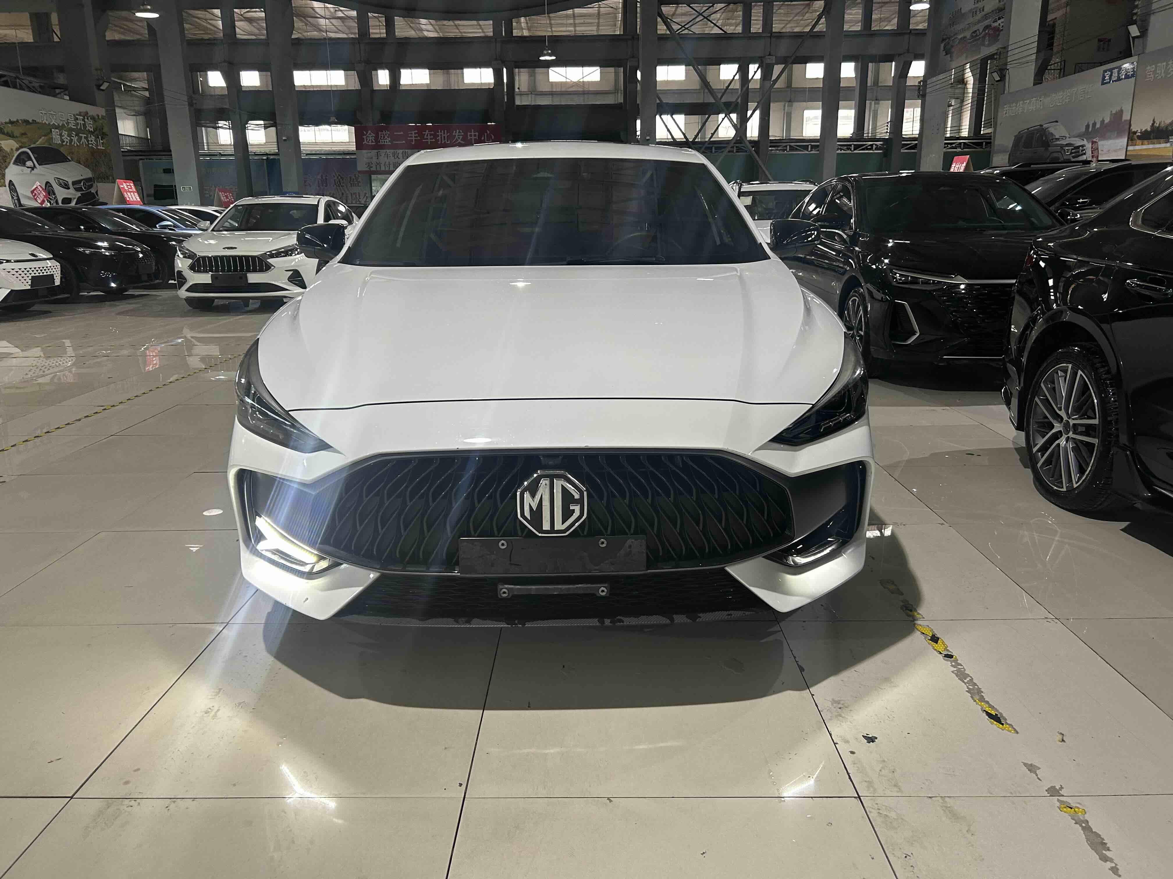 5 2022 5 2022 car image