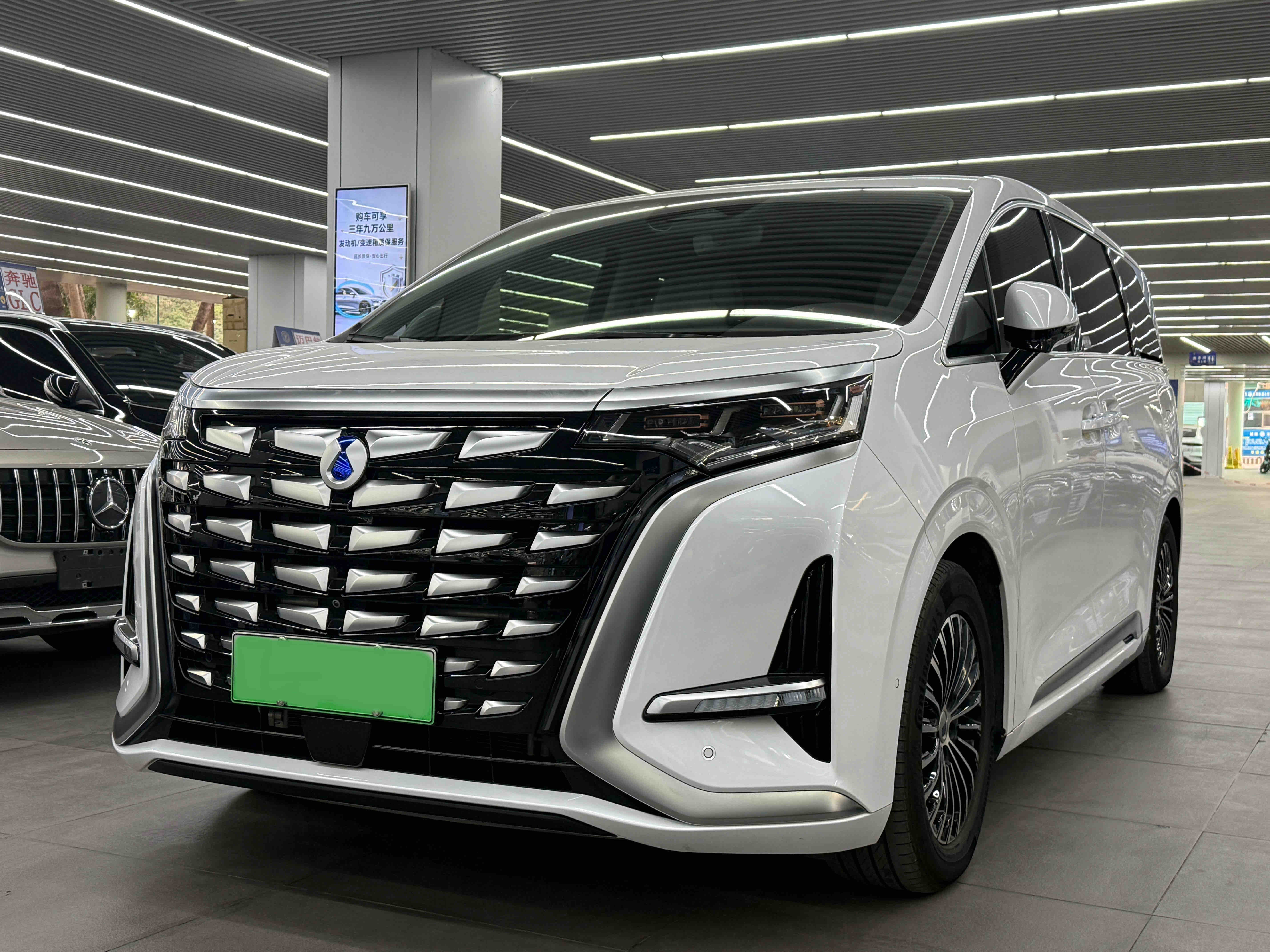 Denza D9 2023 car image 