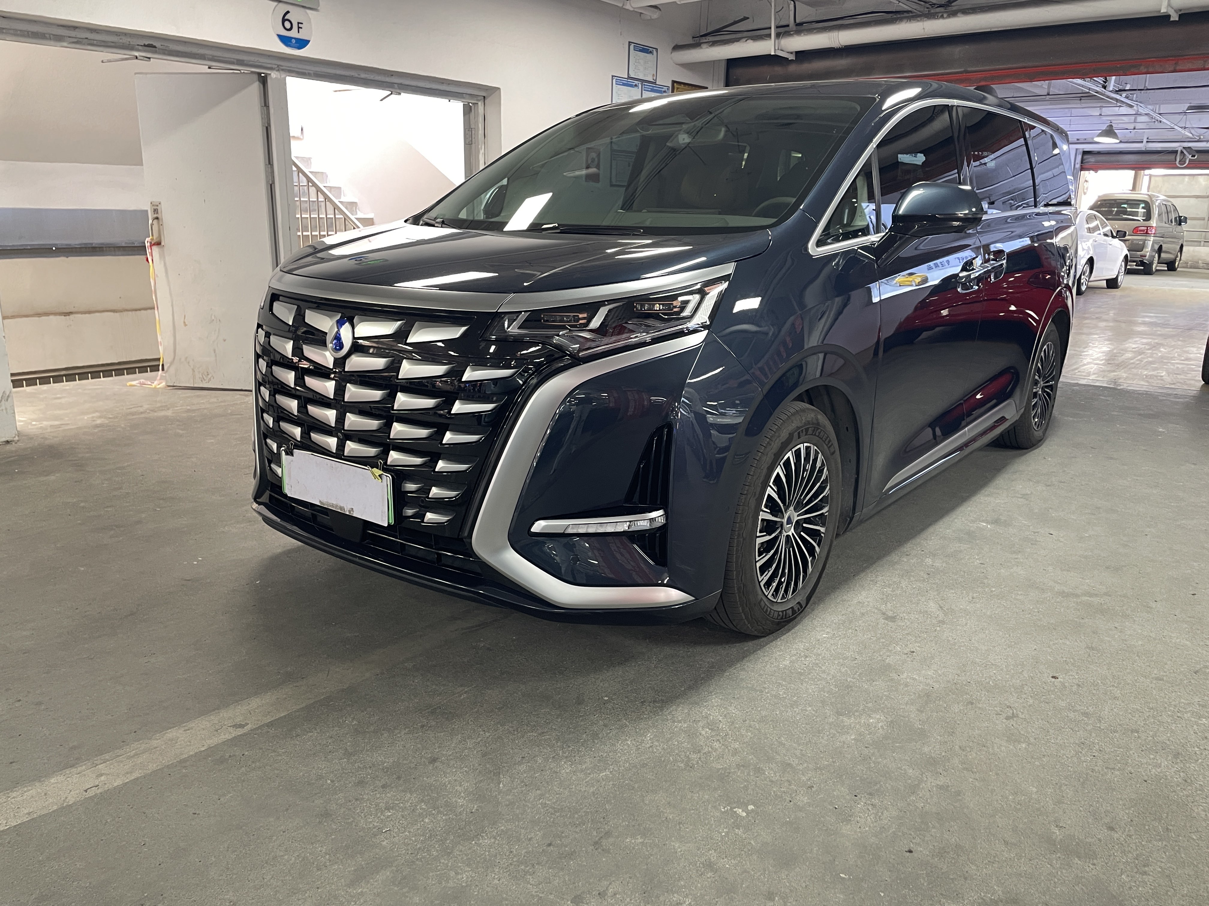 Denza D9 2023 car image 