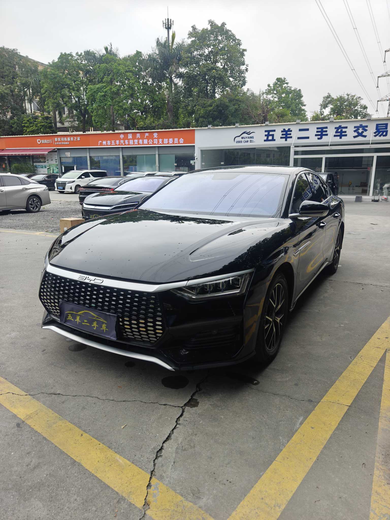 BYD e9 2023 car image 