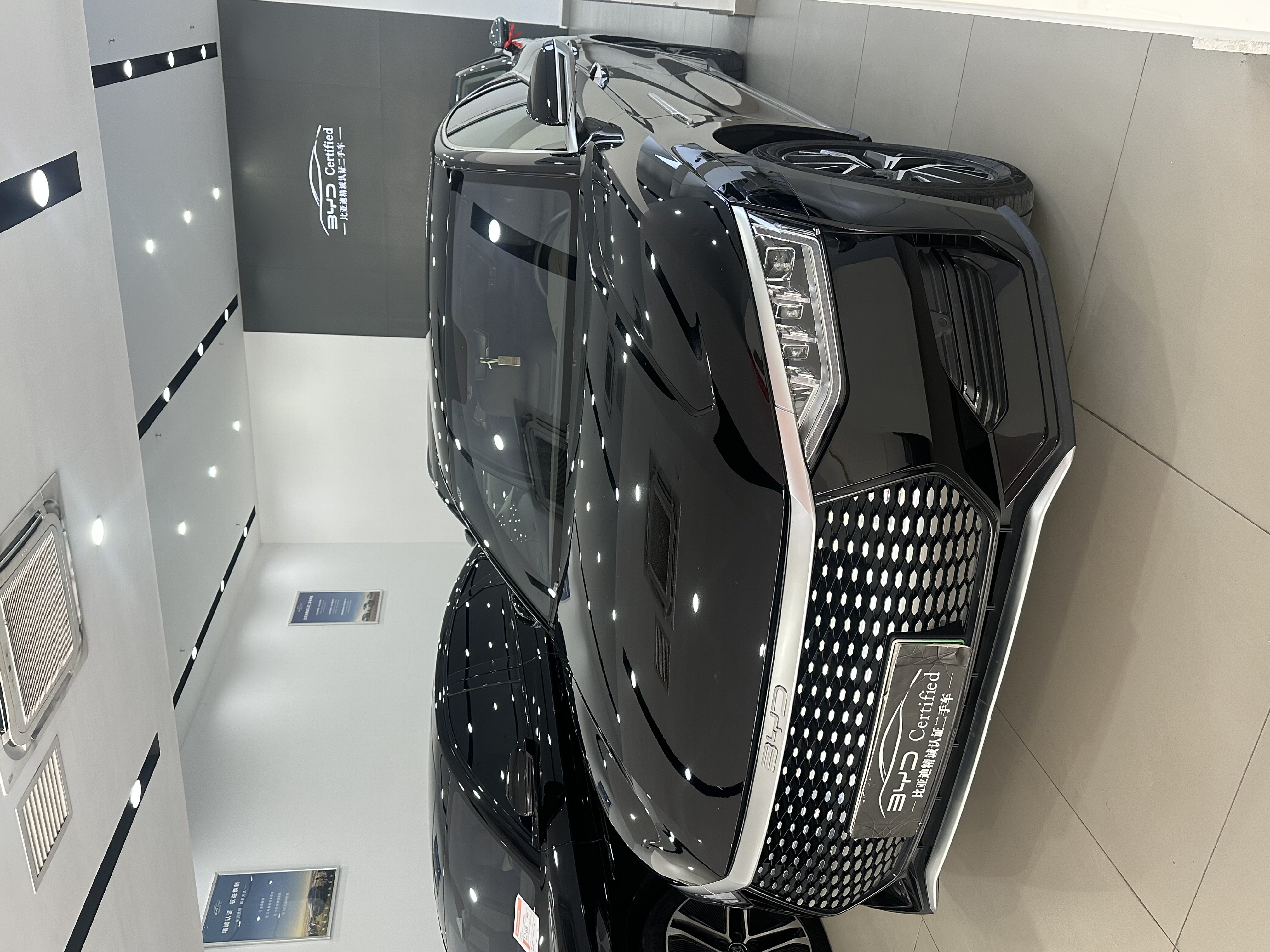 BYD e9 2023 car image 