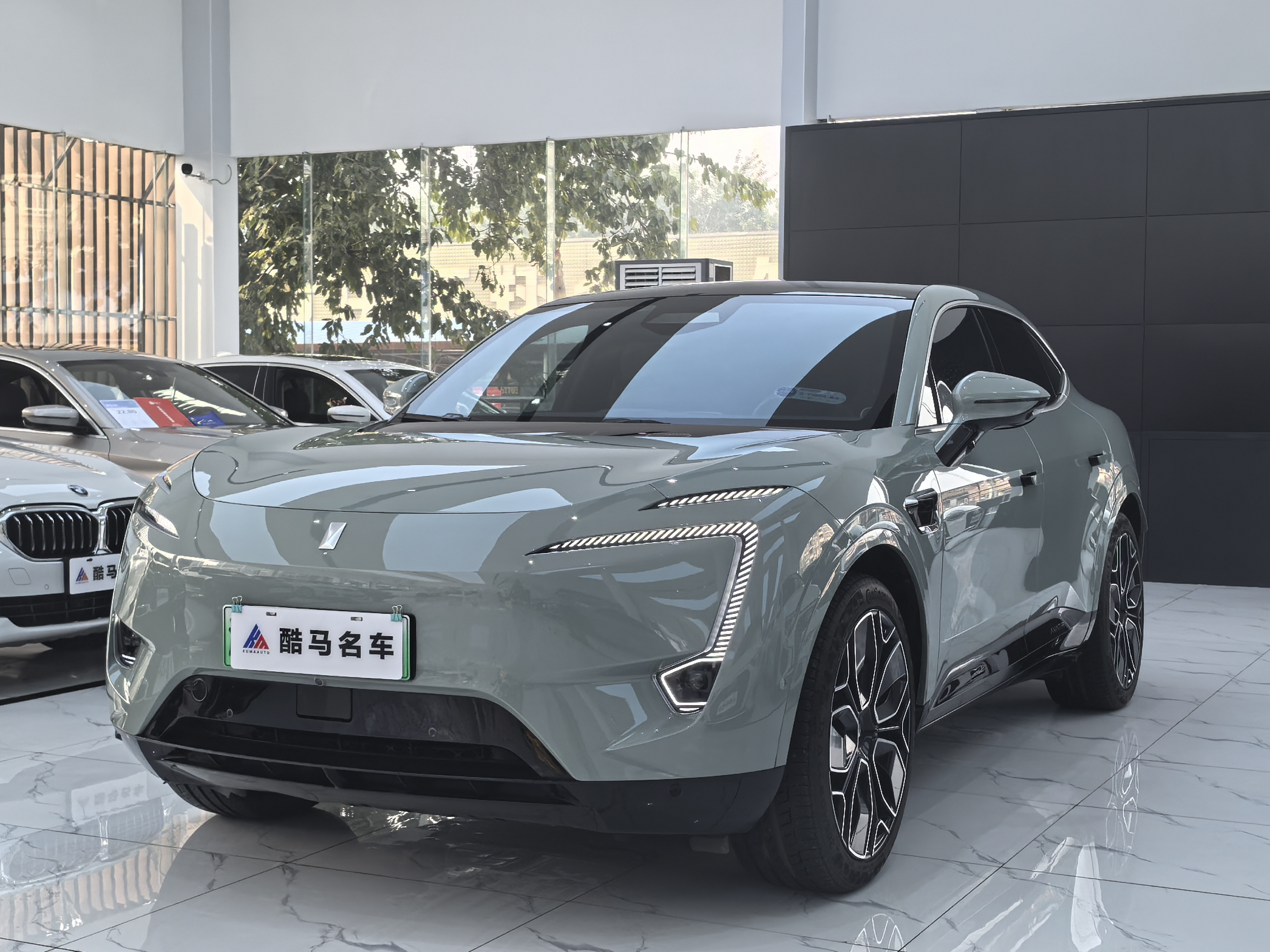 Avatr 11 2023 car image 