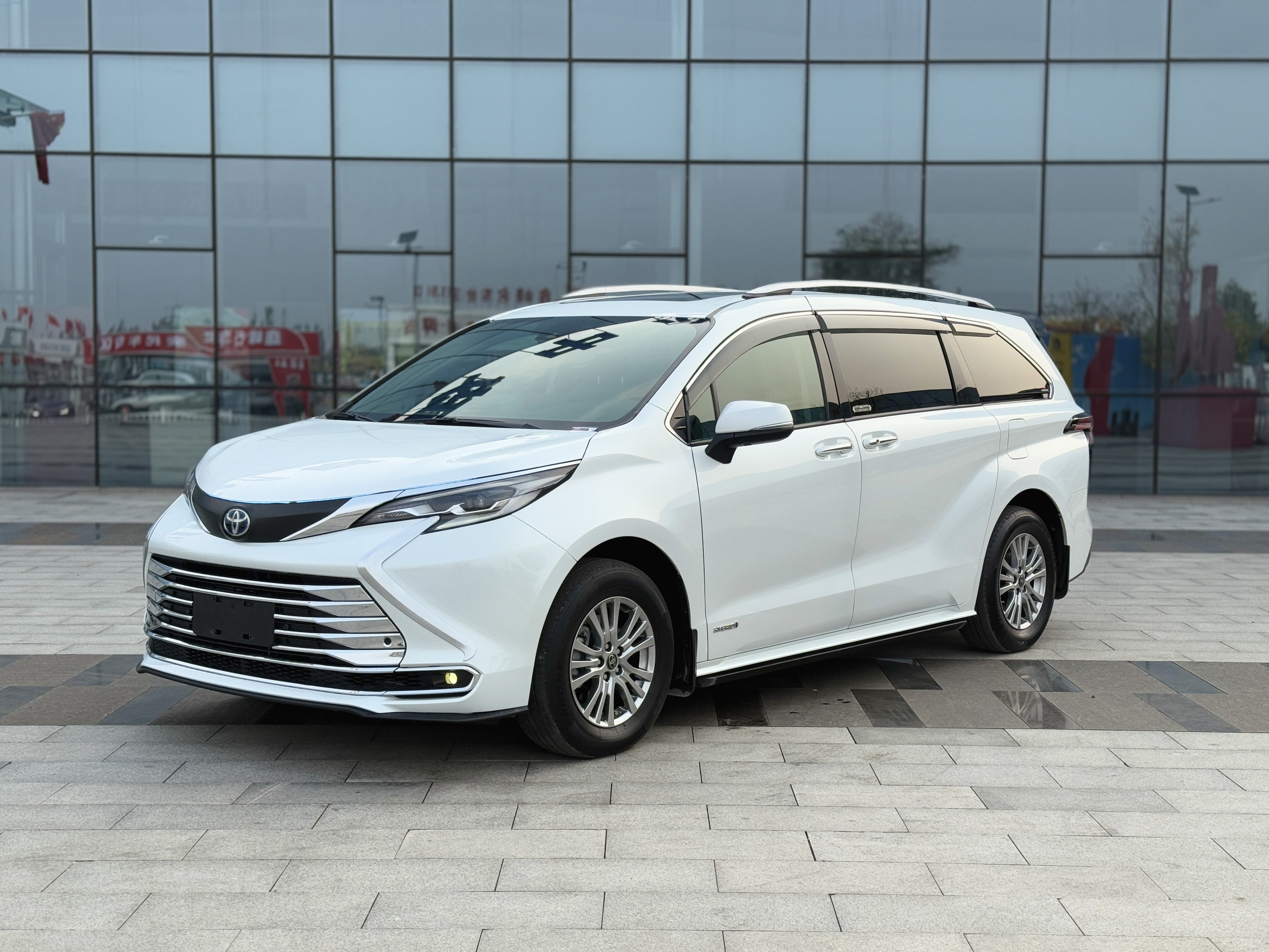 Toyota Sienna 2023 汽车图片 