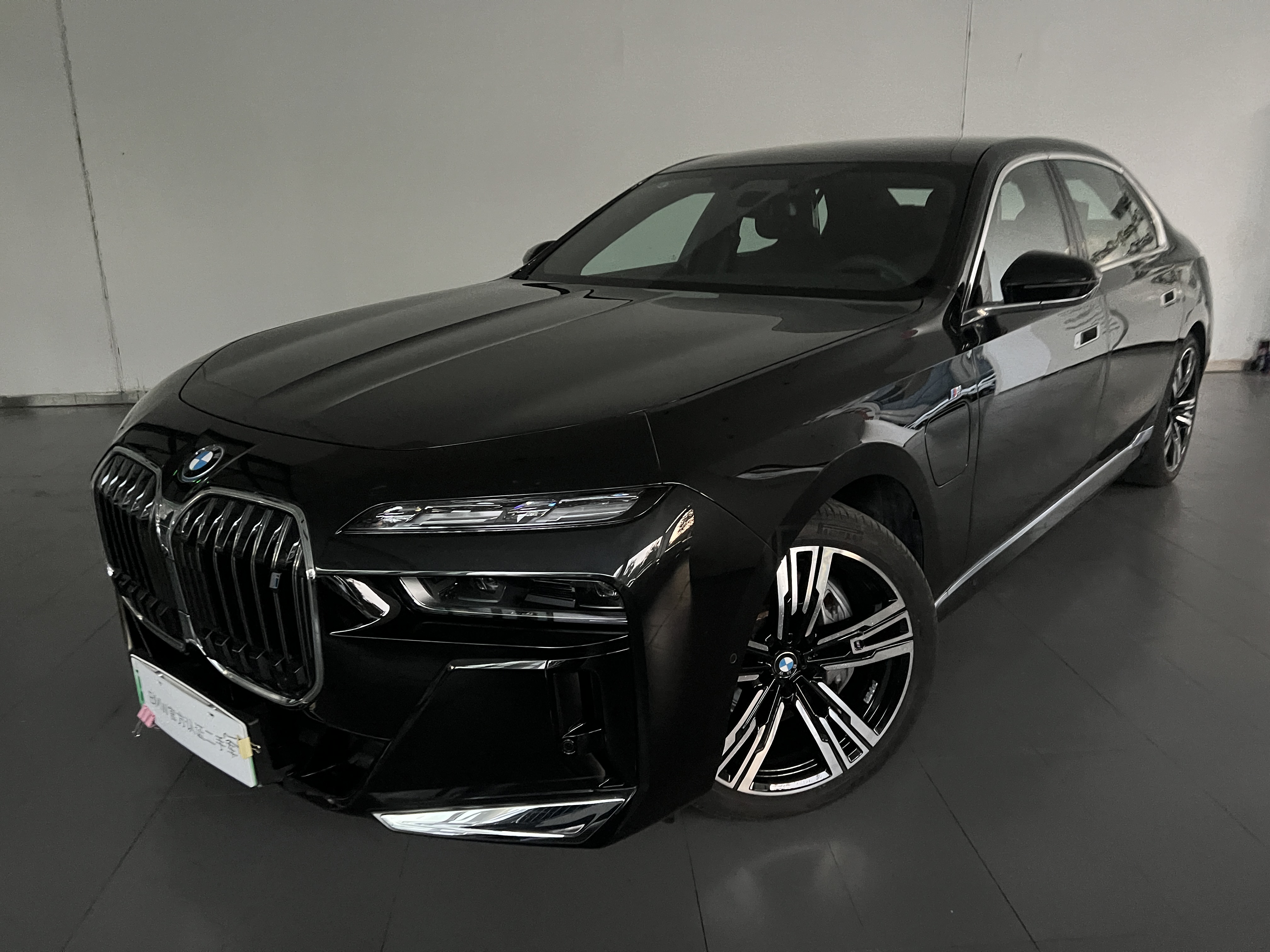 BMW i7 M70L 2024 car image 