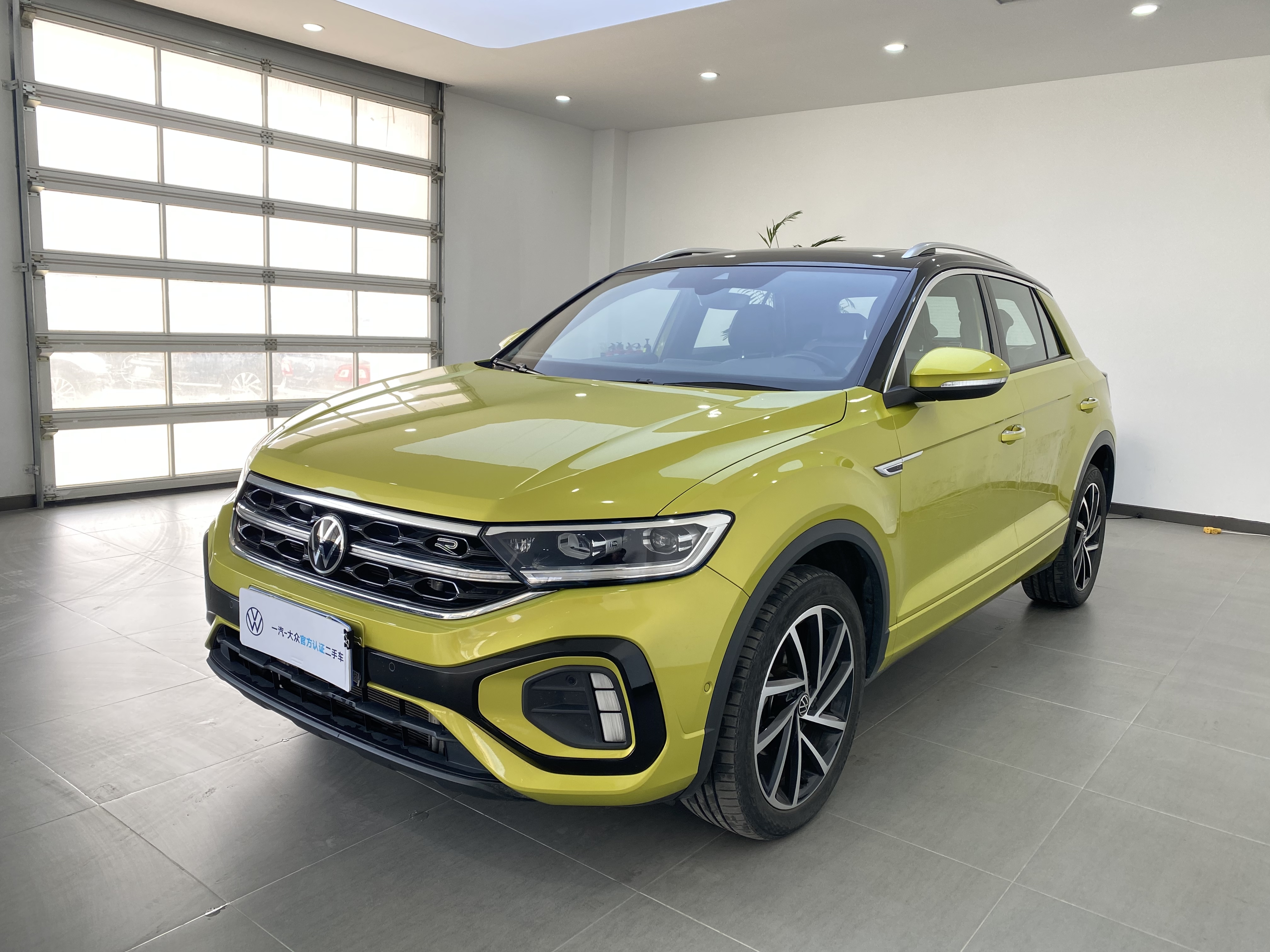 Volkswagen T-Roc 2023 immagine di auto 