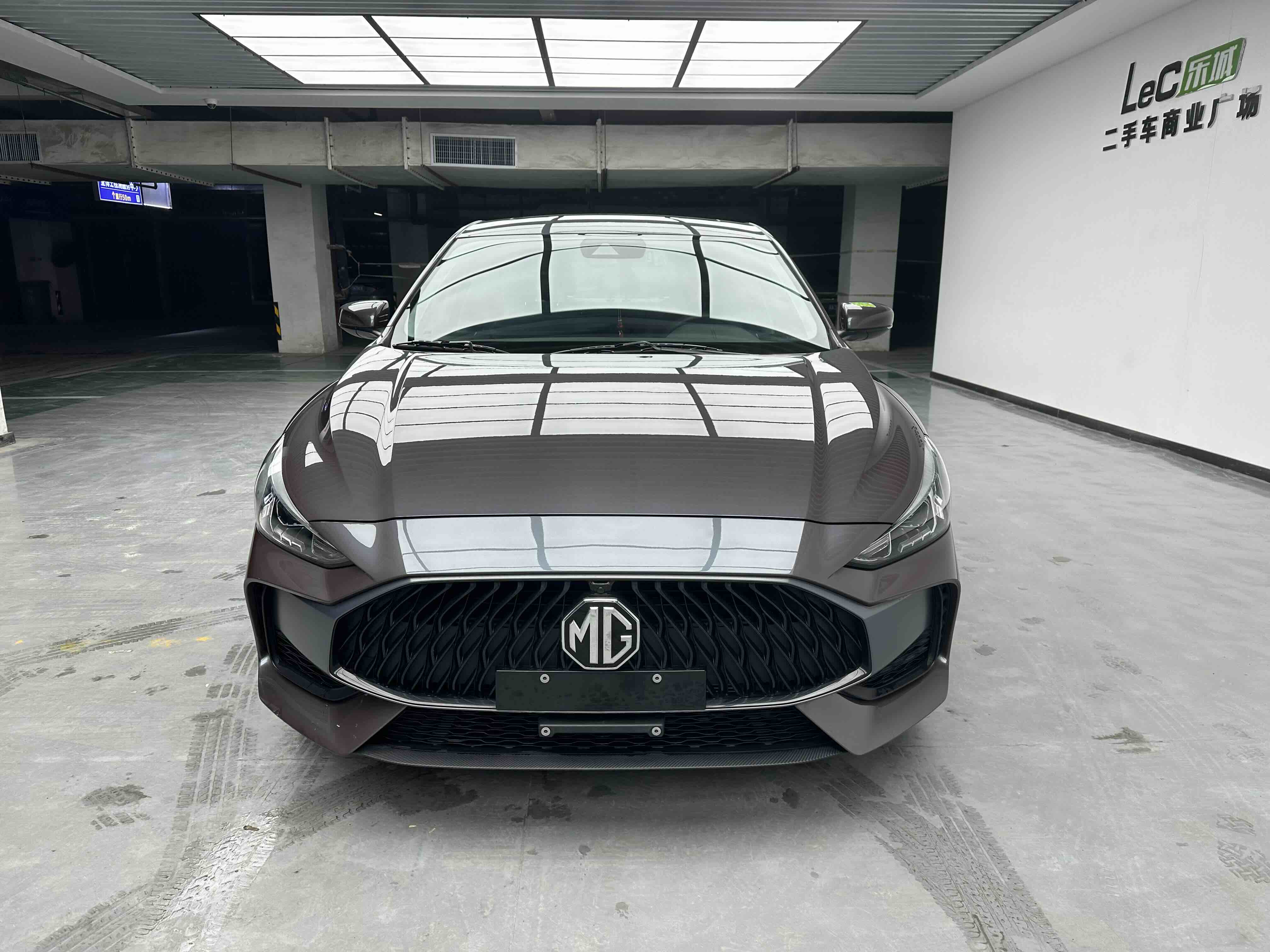 5 2023 5 2023 car image