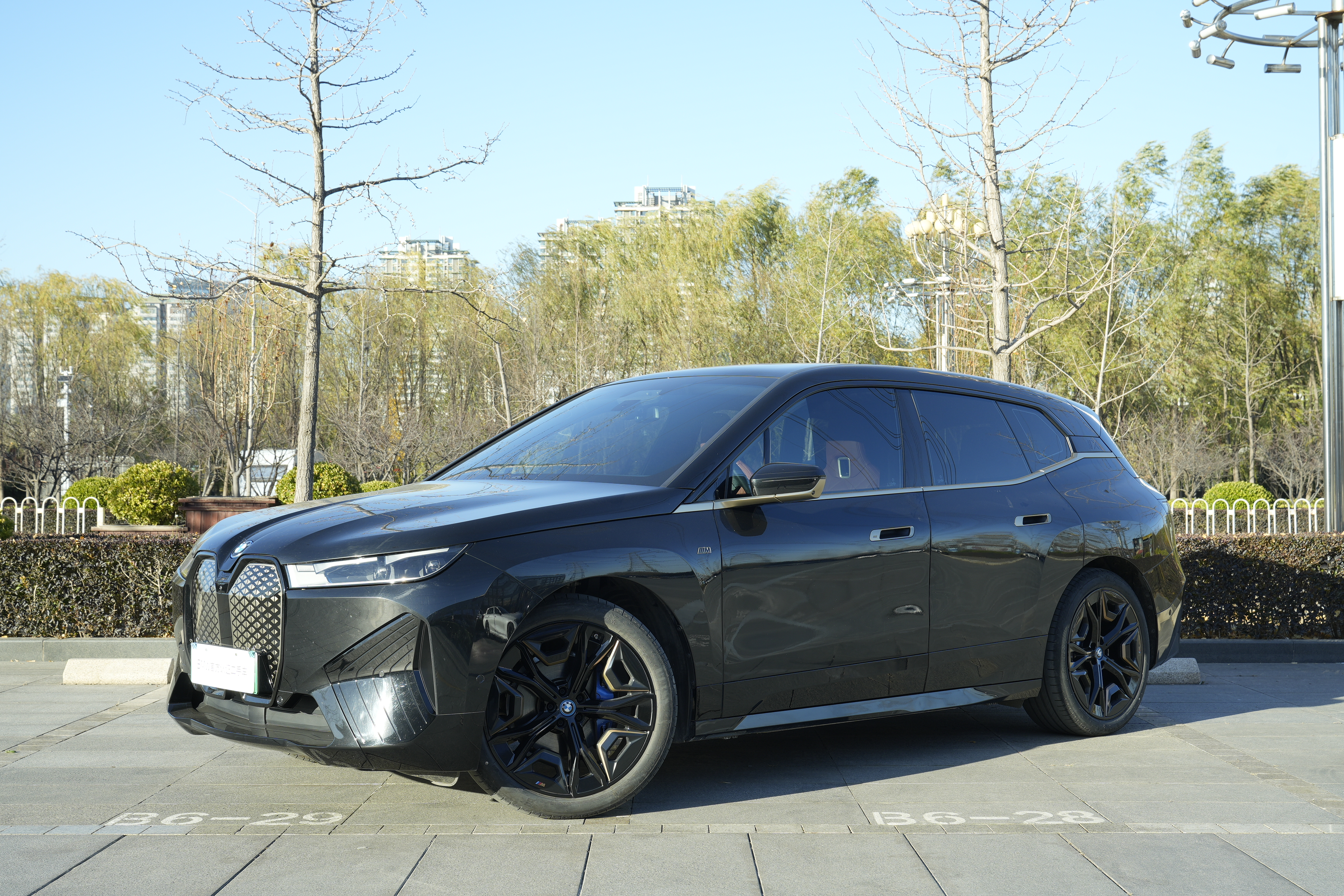 BMW iX M60 2025 car image 