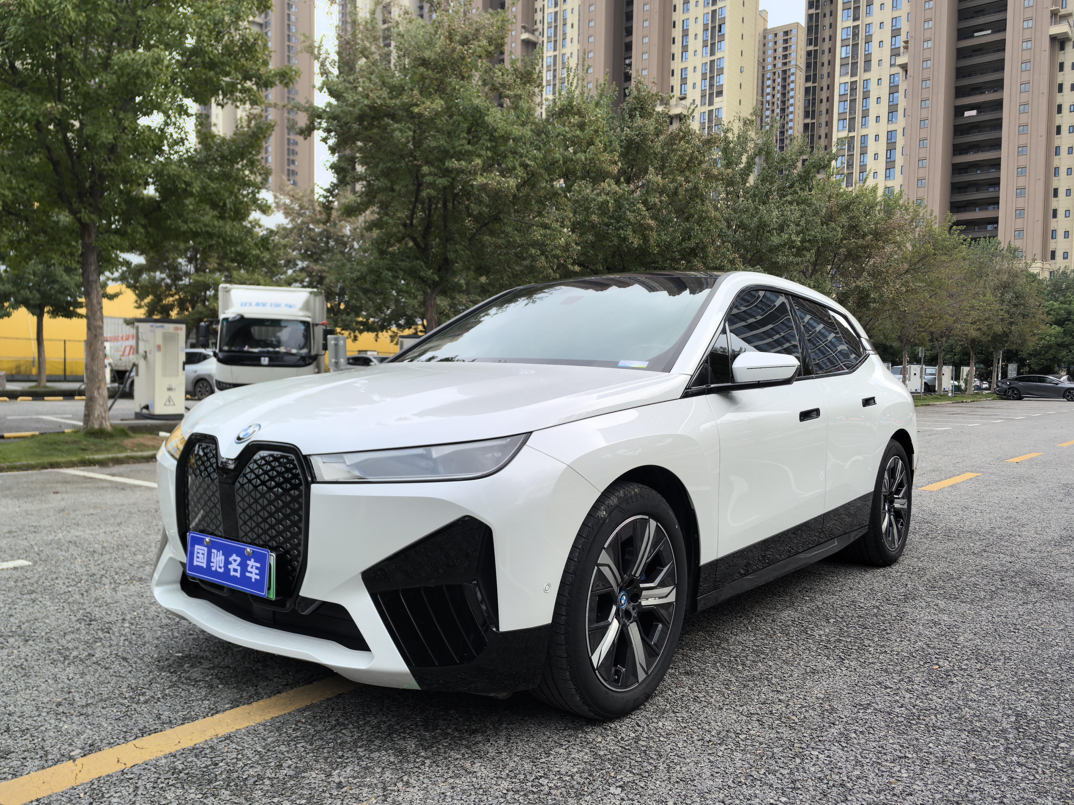 BMW iX 2023 car image 