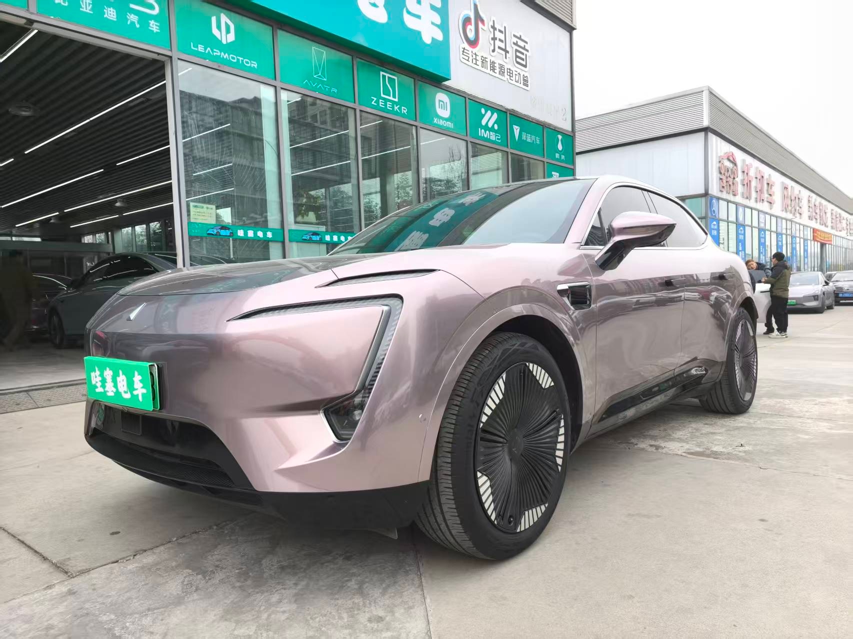 Avatr 11 2023 car image 