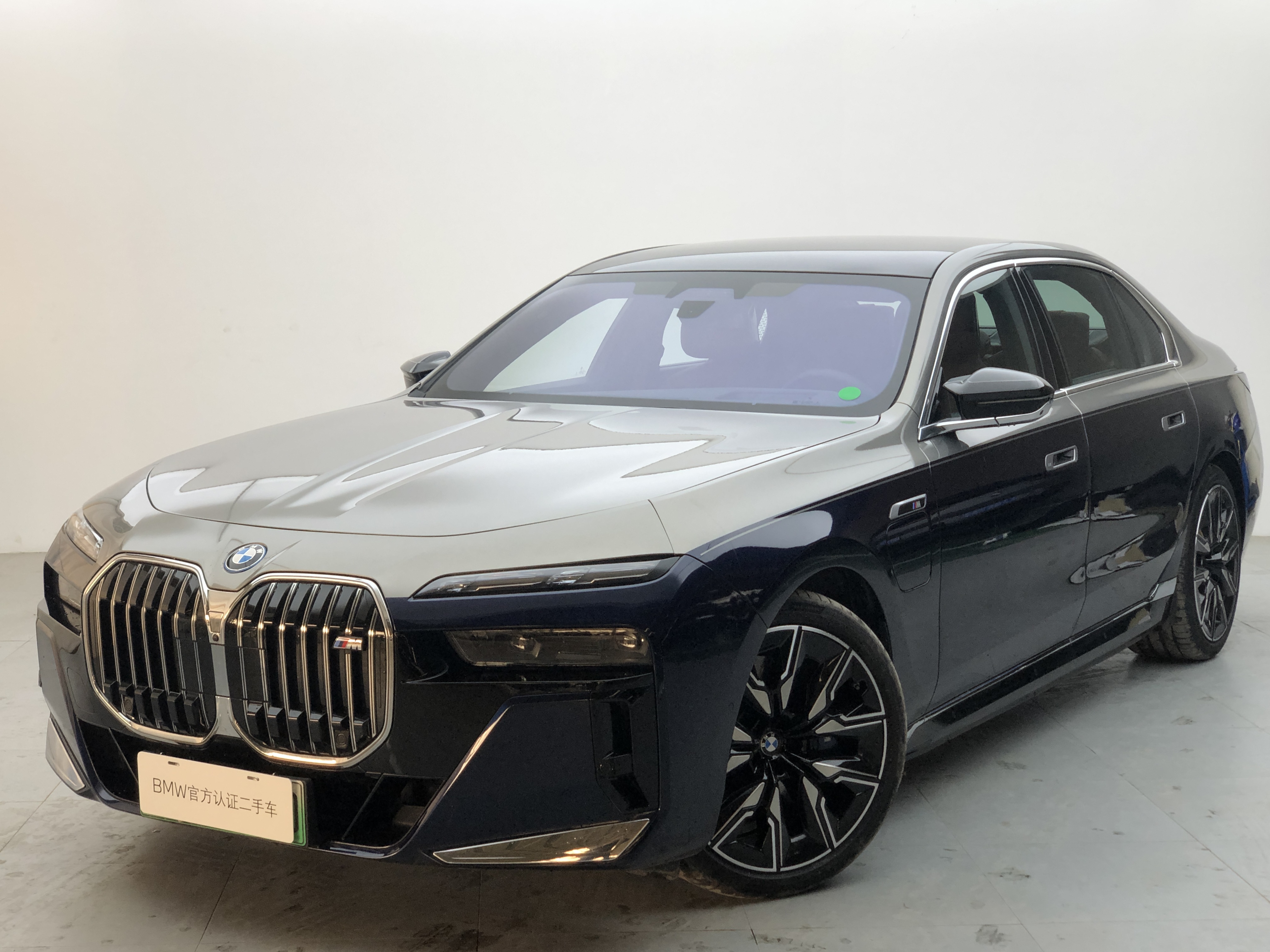 BMW i7 M70L 2023 car image 