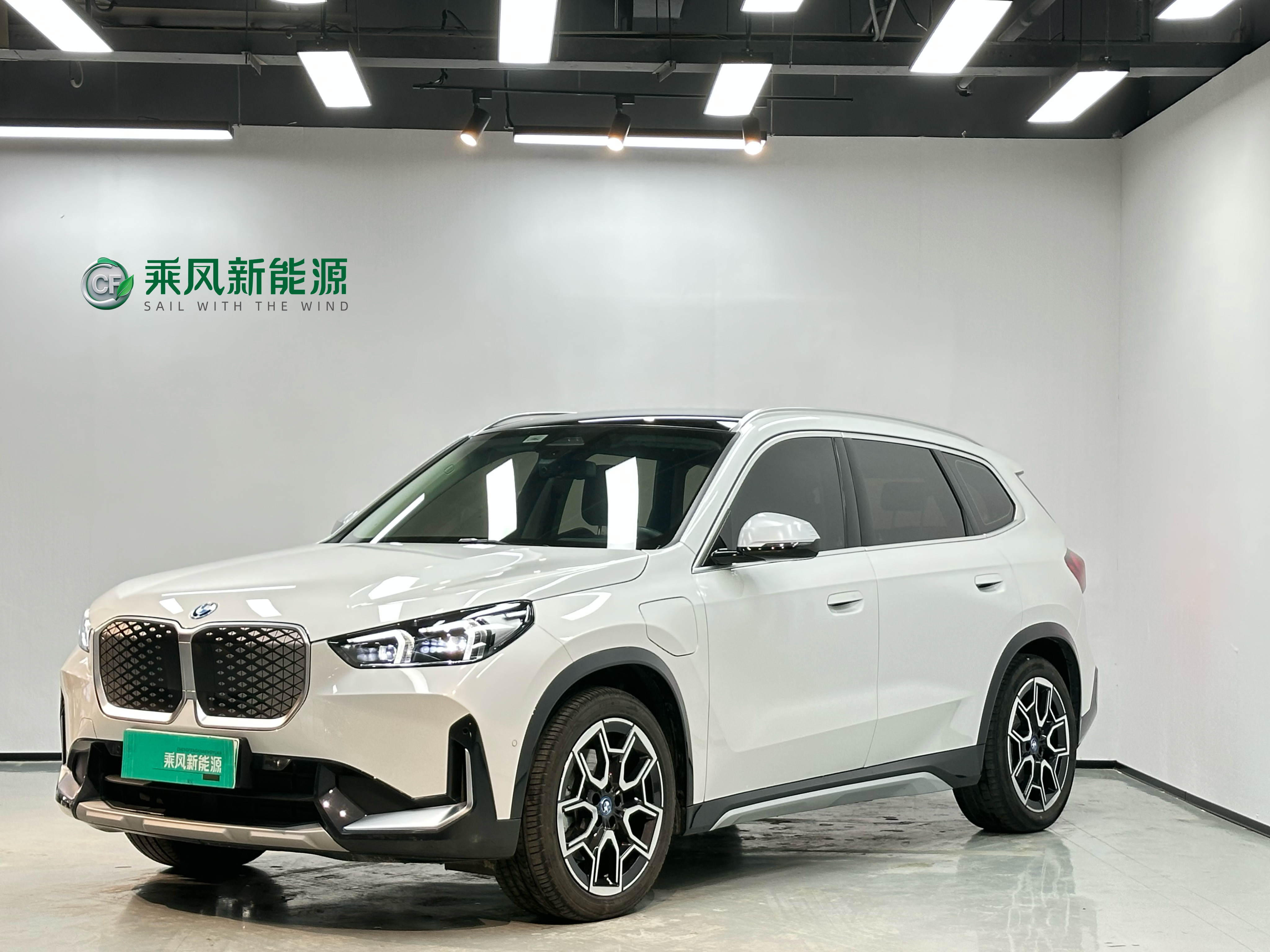 BMW iX1 2025 car image 