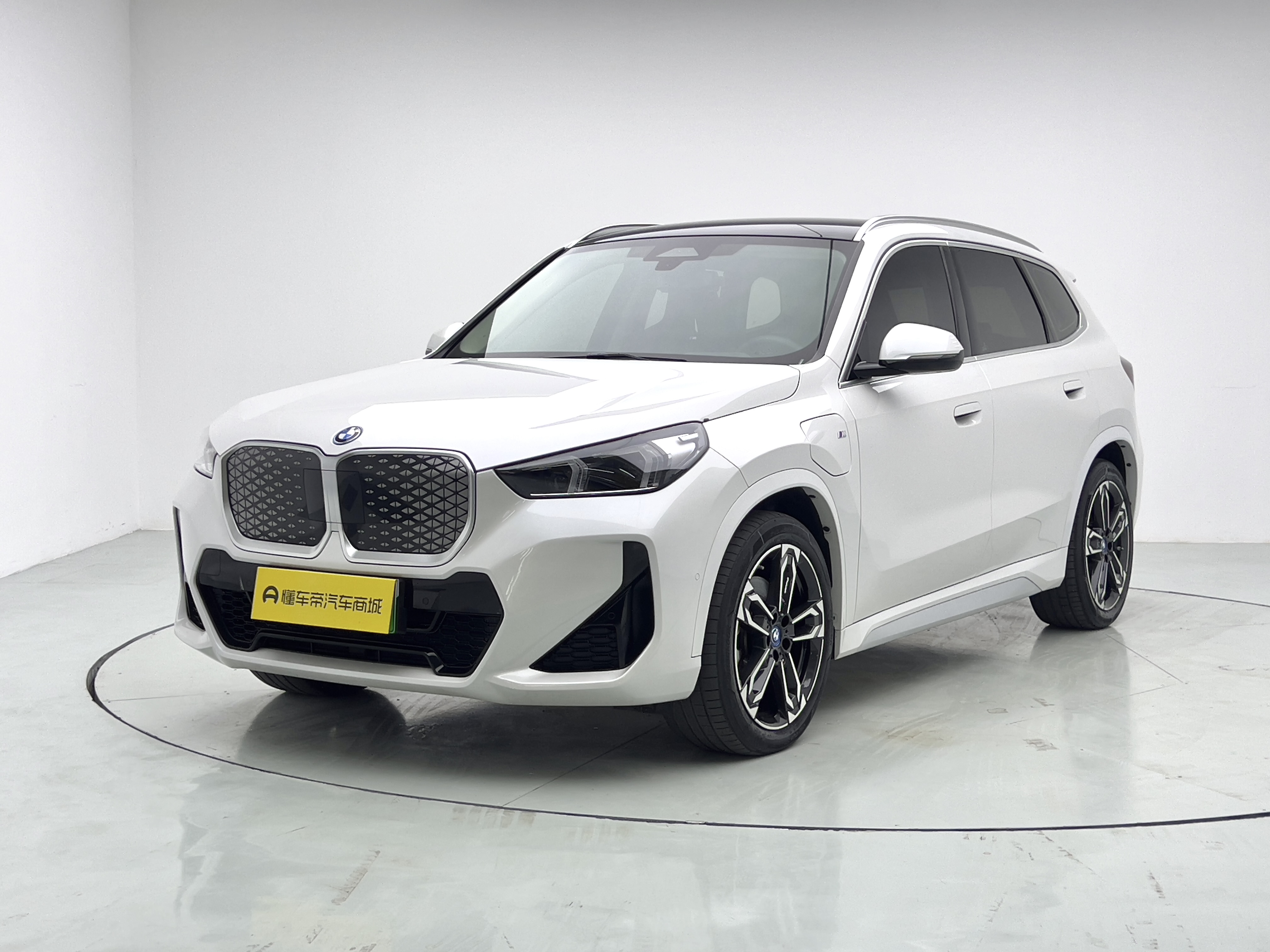 BMW iX1 2023 car image 