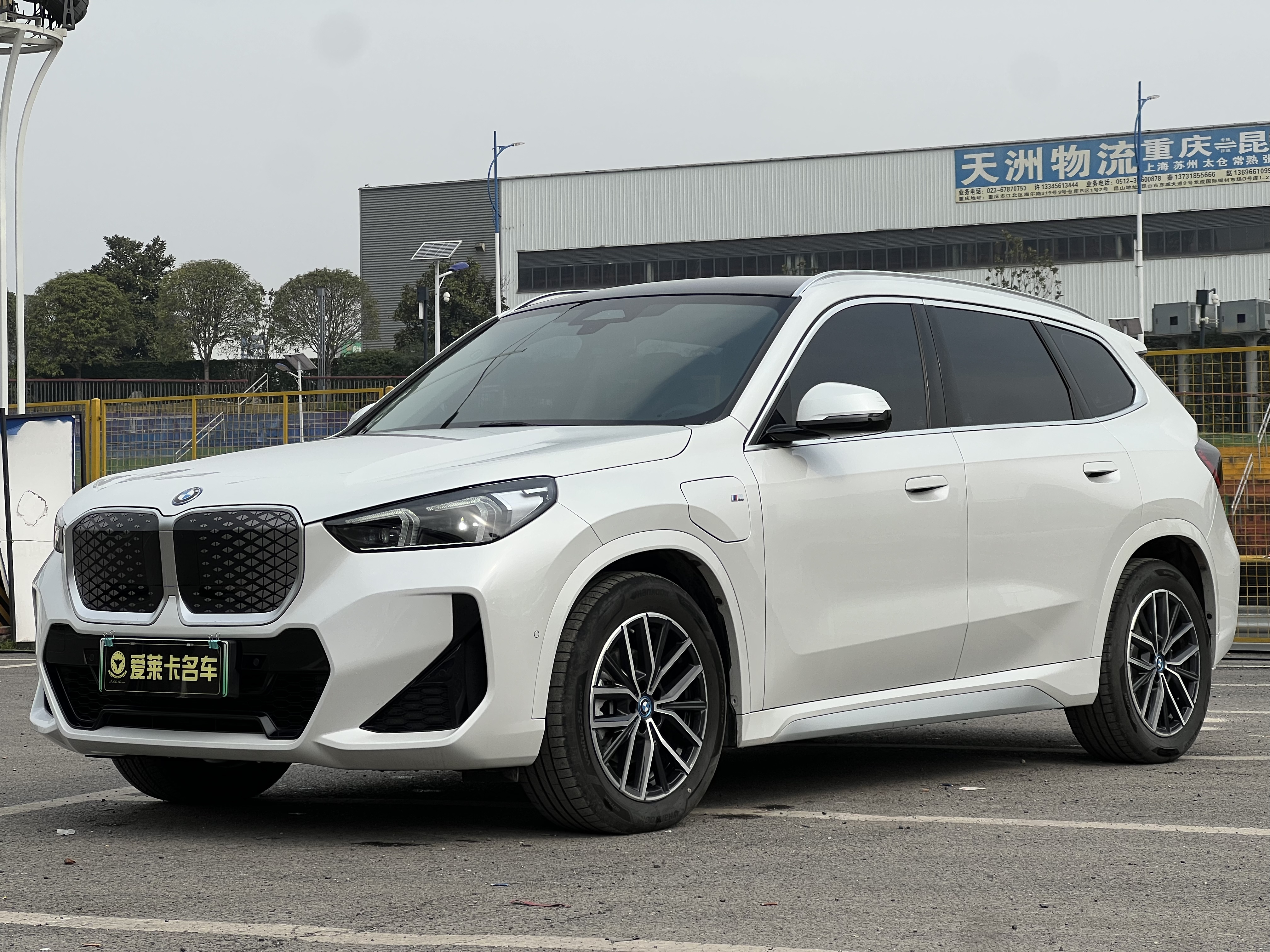 BMW iX1 2025 car image 