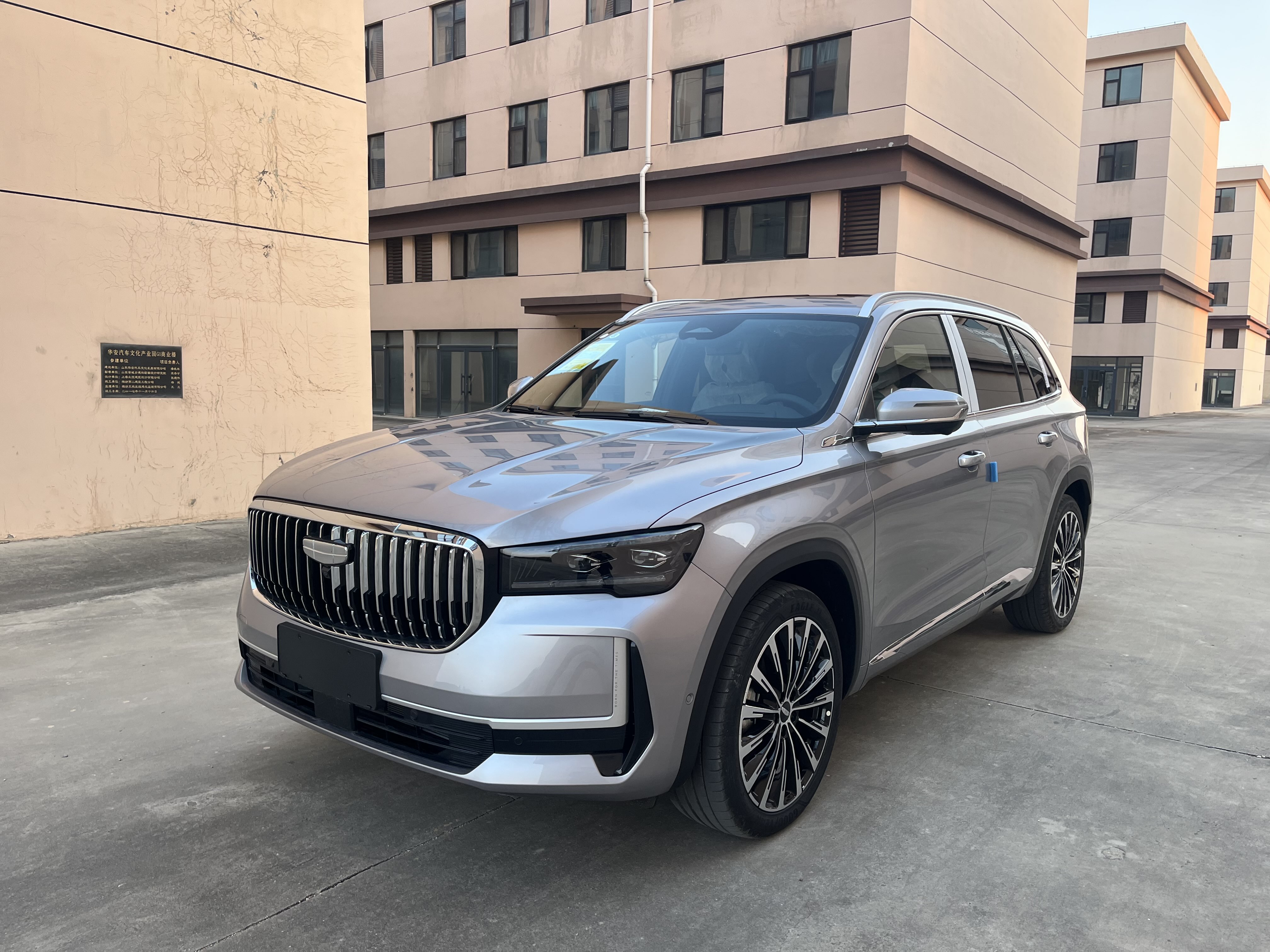 GEELY Monjaro MHEV 2025 car image 