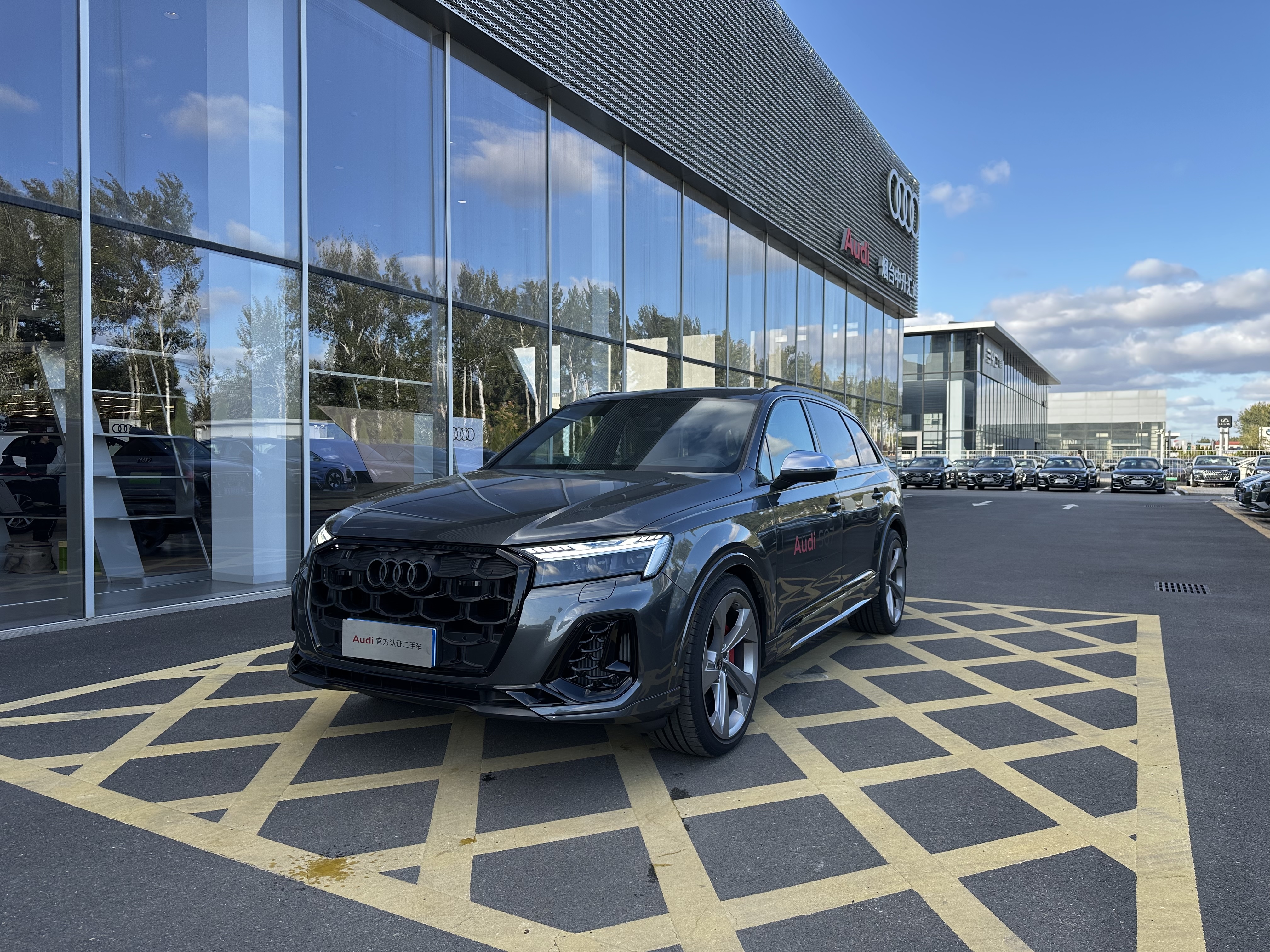 Audi SQ7 2024 car image 
