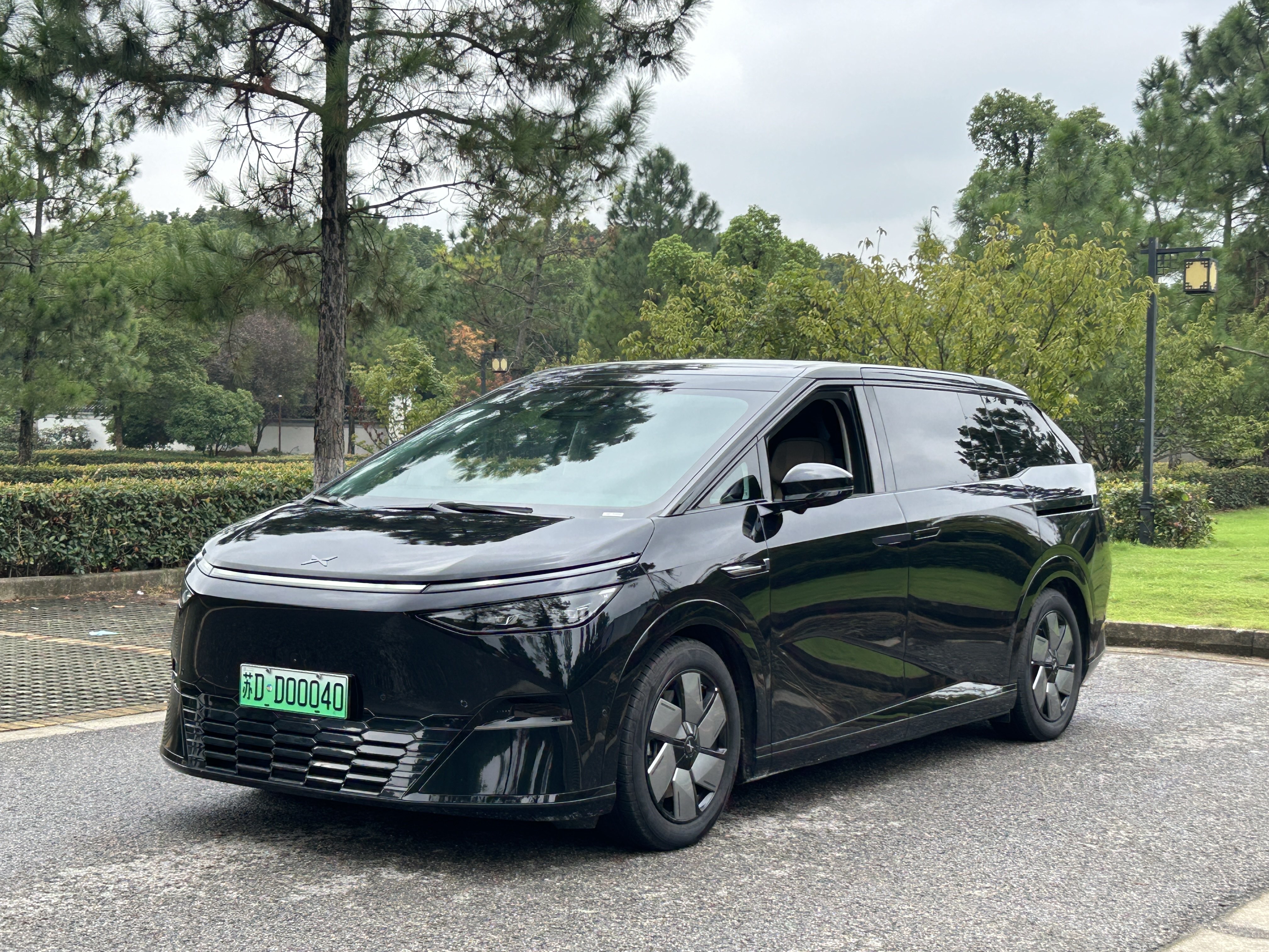 Xpeng X9 2025 immagine di auto 