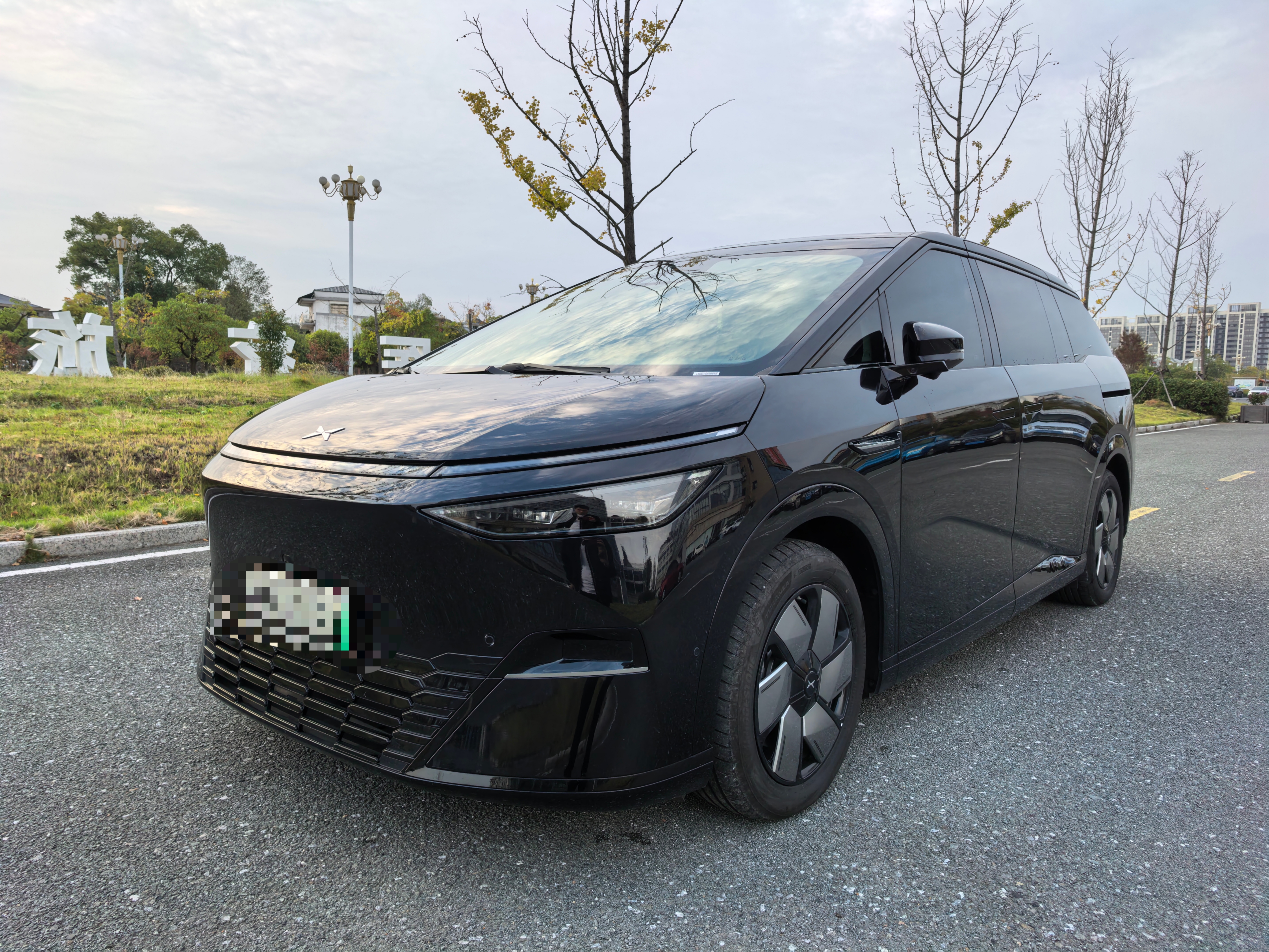 Xpeng X9 2024 immagine di auto 