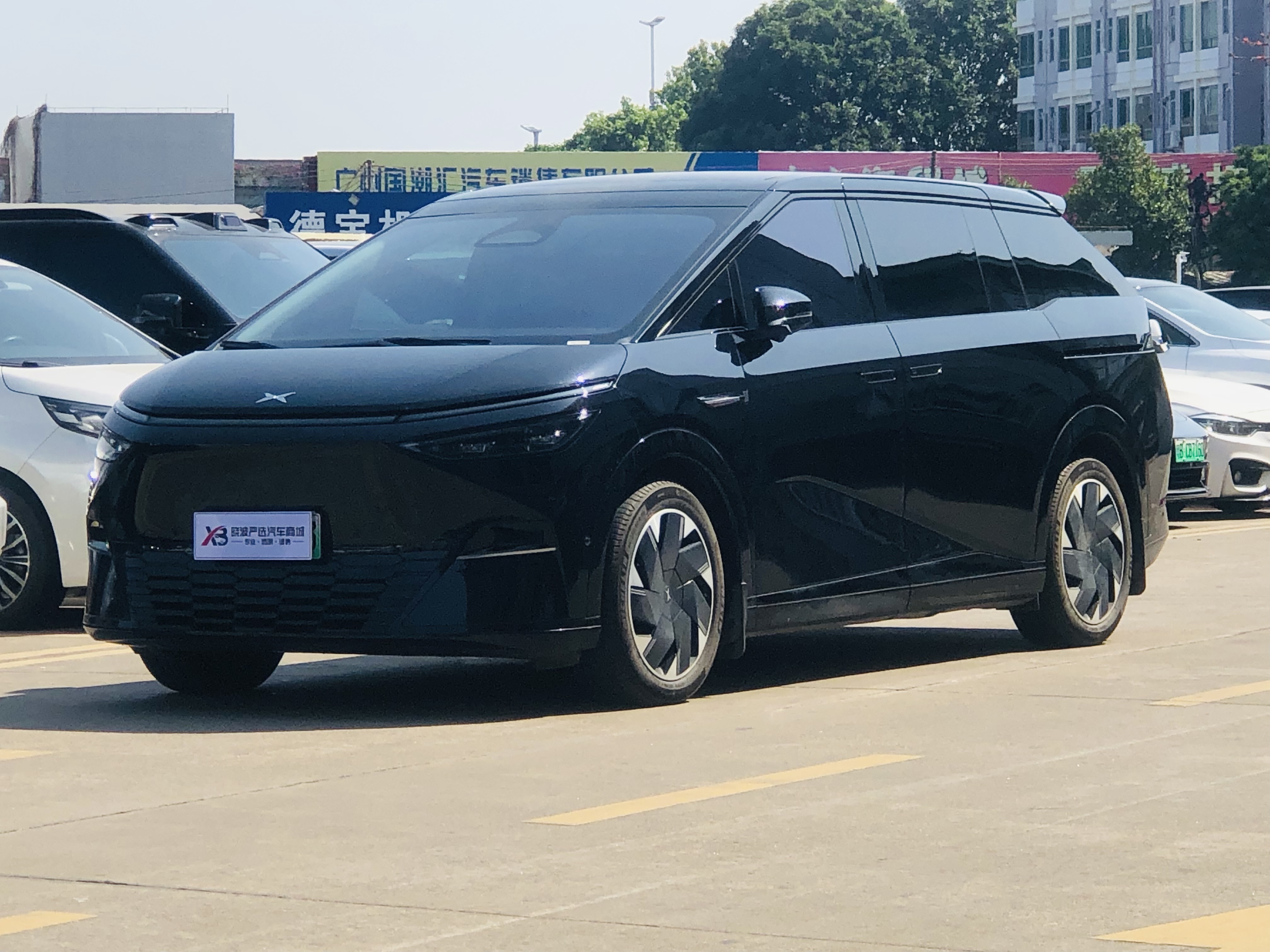 Xpeng X9 2025 汽车图片 