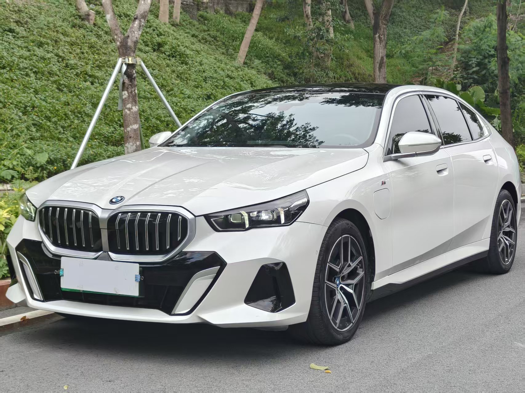 BMW i5 M60 2024 car image 