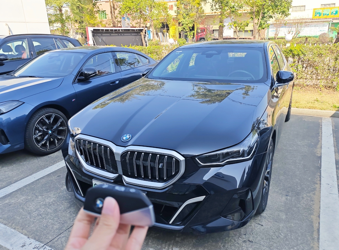 BMW i5 2025 car image 