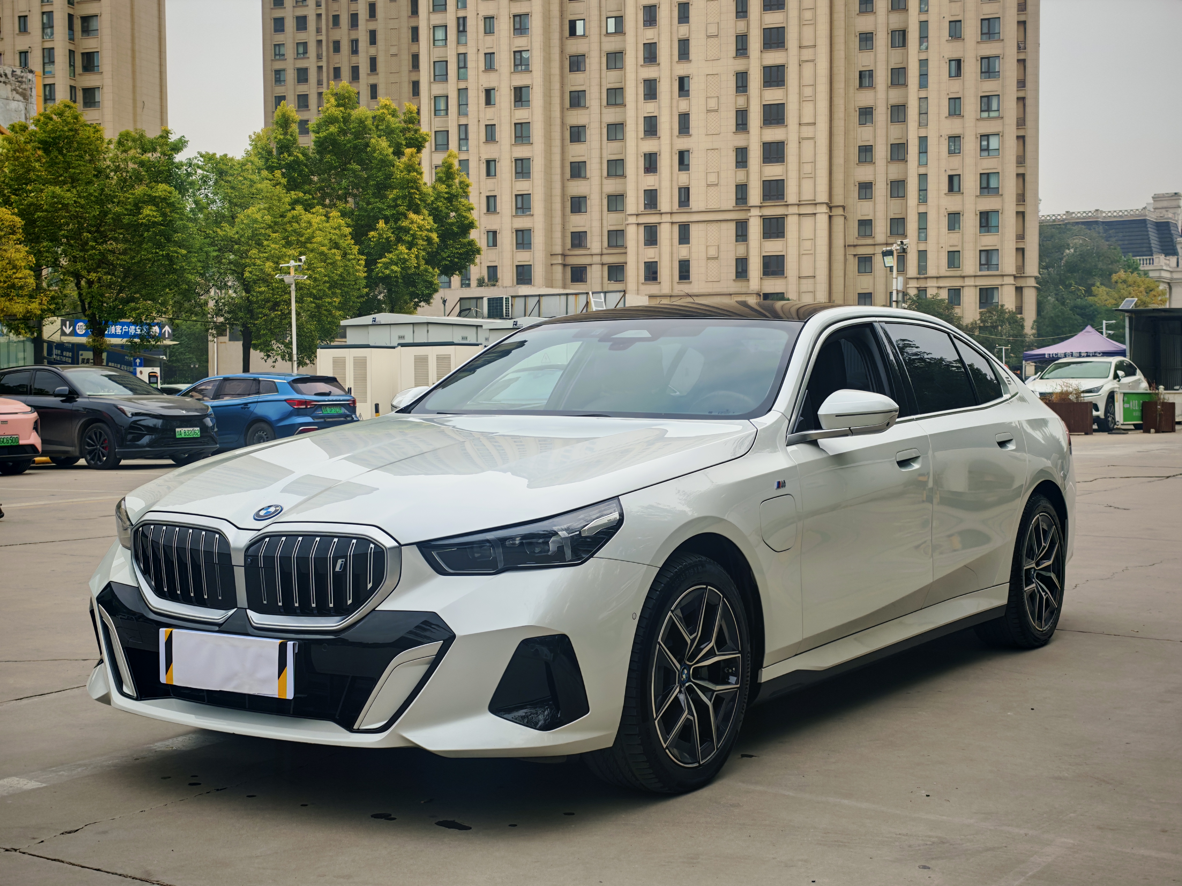 BMW i5 M60 2024 car image 