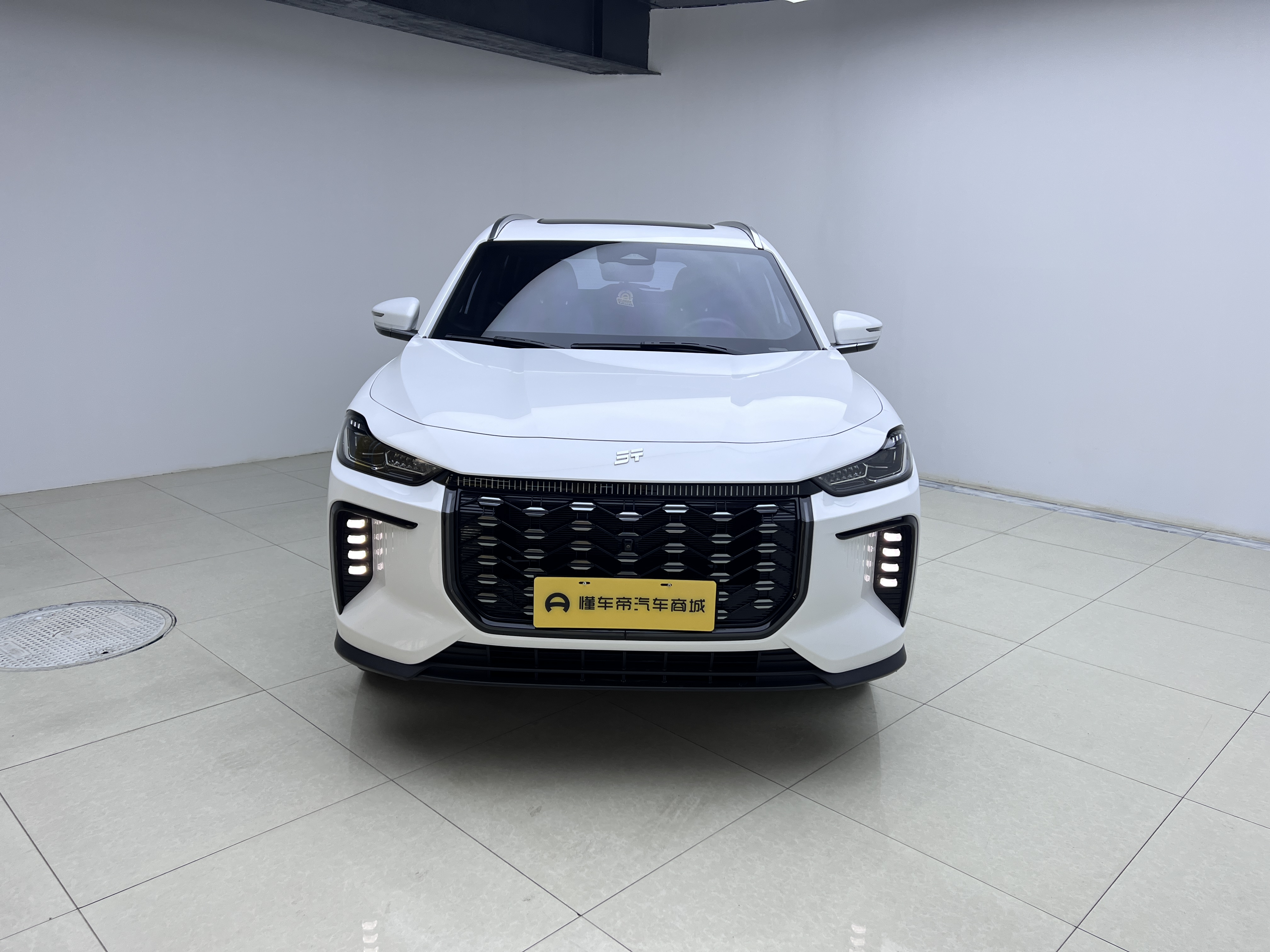 X70 C-DM 2024 car image 